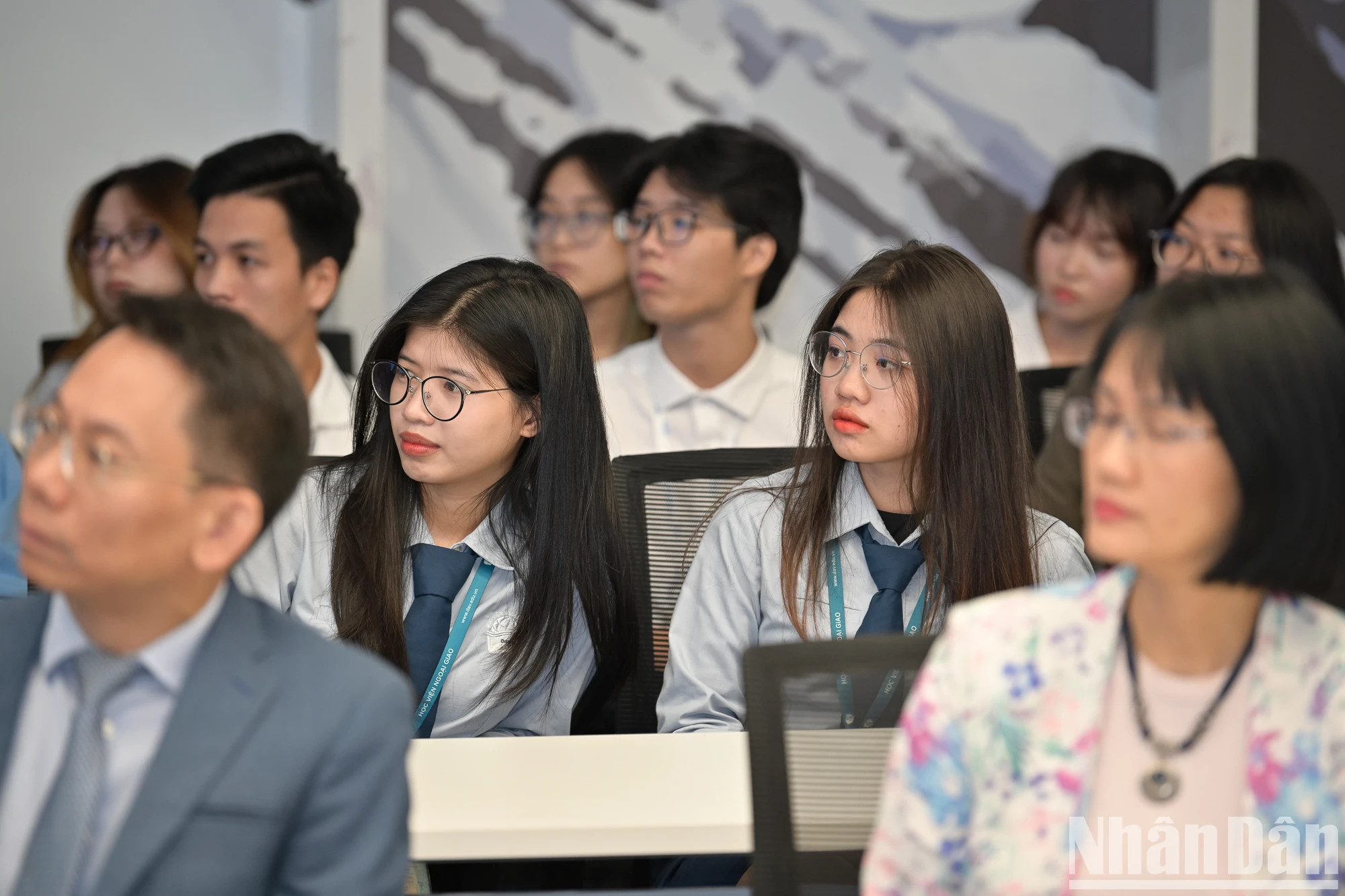 外交学院大学生聆听保加利亚总统鲁门·拉德夫的解答。 外交学院大学生聆听保加利亚总统鲁门·拉德夫的解答。