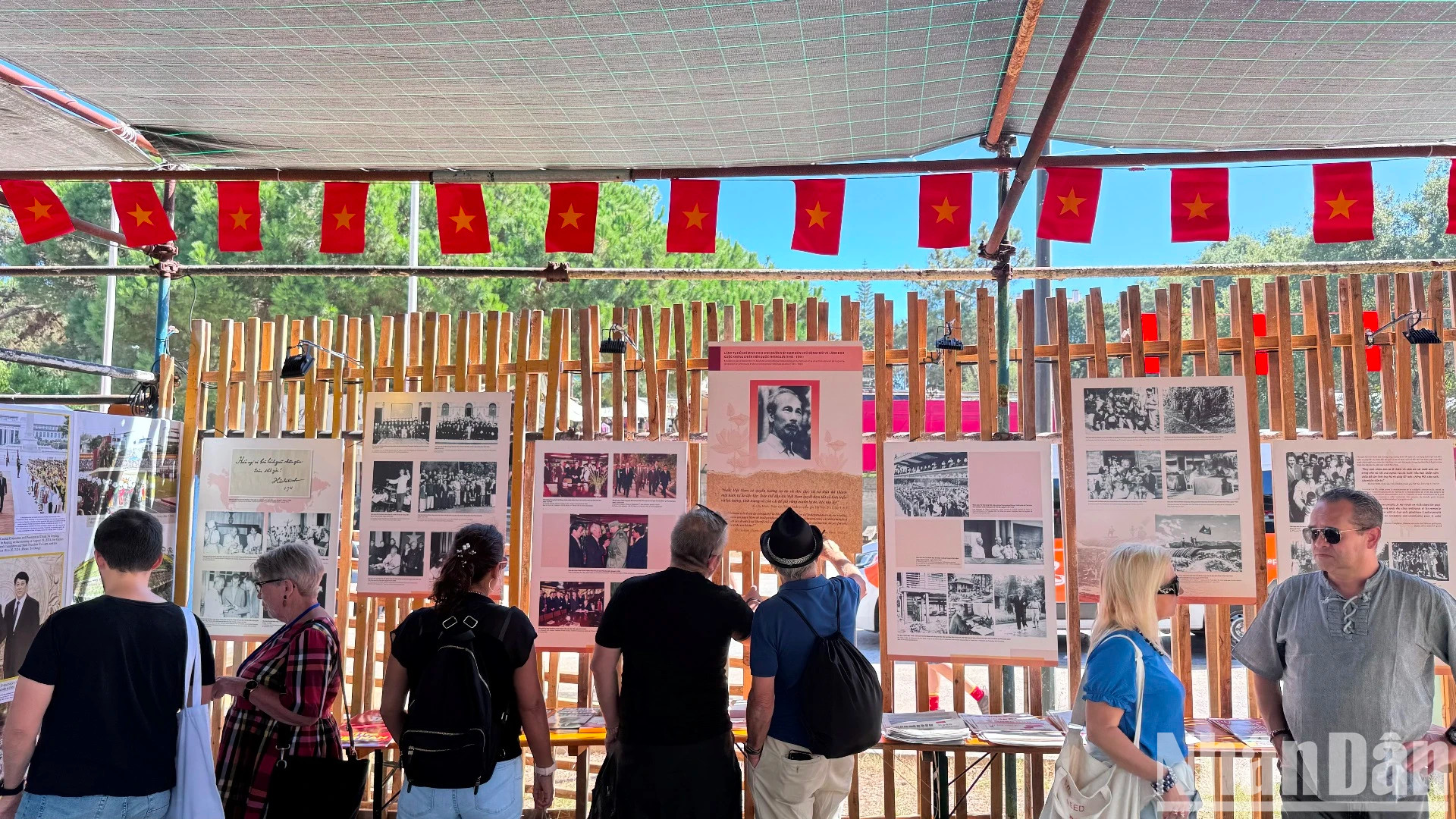 9月6日至8日，《人民报》社参加在首都里斯本郊区塞沙尔市举行的第48届葡萄牙共产党《前进报》节的各项活动，并在国际区设越南展位。