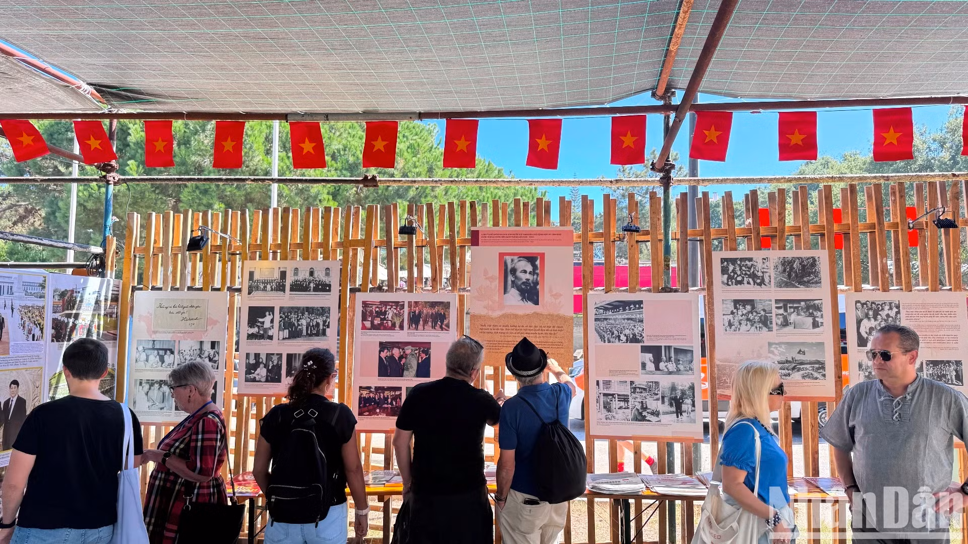 9月6日至8日,《人民报》社参加在首都里斯本郊区塞沙尔市举行的第48届葡萄牙共产党《前进报》节的各项活动,并在国际区设越南展位。 9月6日至8日,《人民报》社参加在首都里斯本郊区塞沙尔市举行的第48届葡萄牙共产党《前进报》节的各项活动,并在国际区设越南展位。