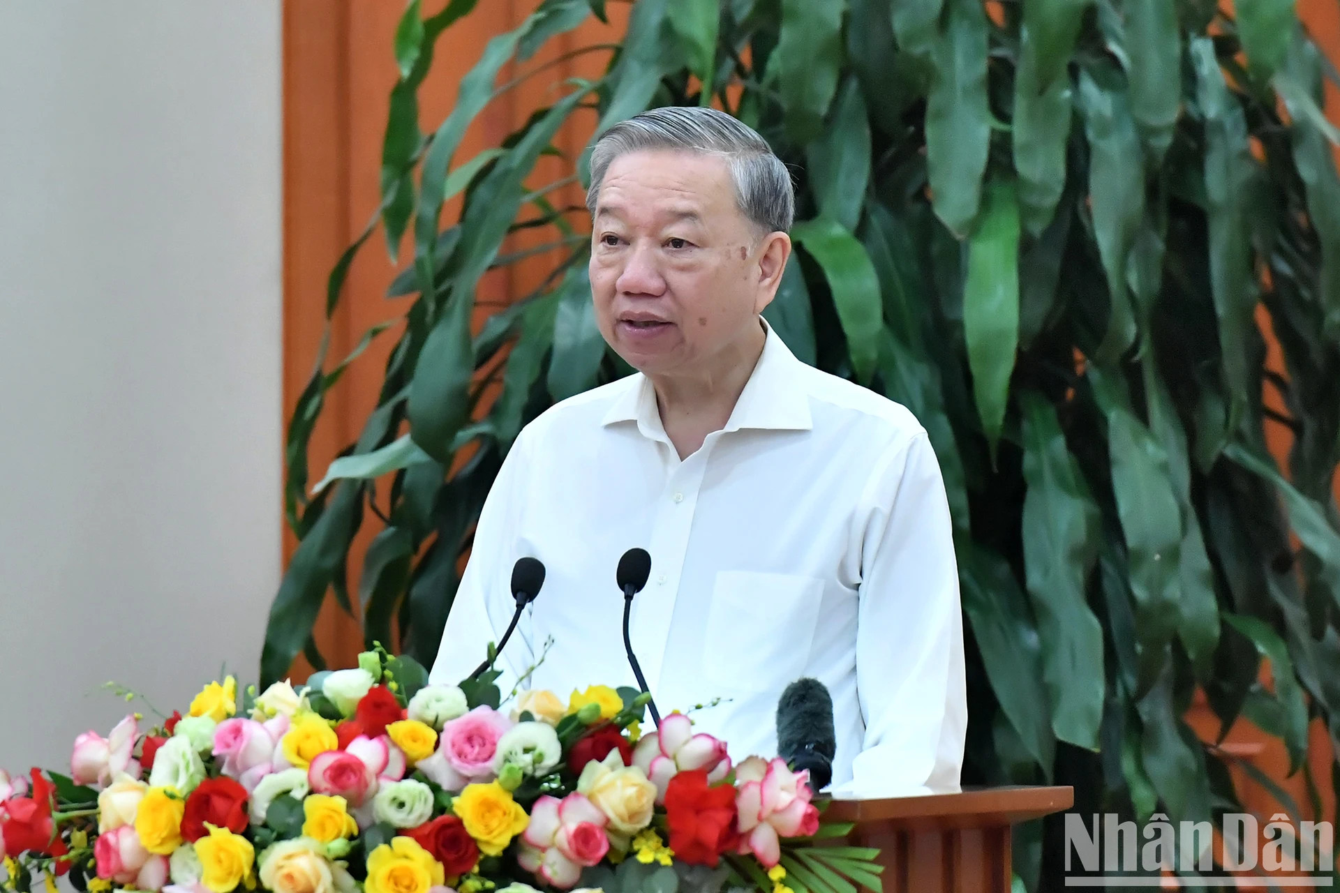 苏林总书记在会上致开幕词。