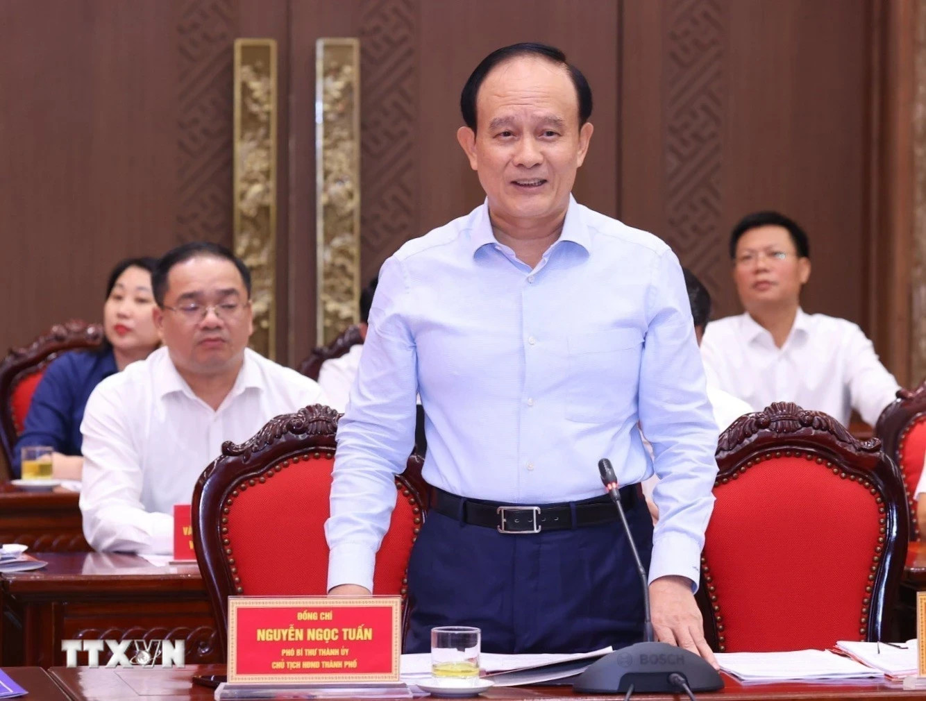 河内市委副书记、市人民议会主席阮玉俊在会上作报告。 河内市委副书记、市人民议会主席阮玉俊在会上作报告。