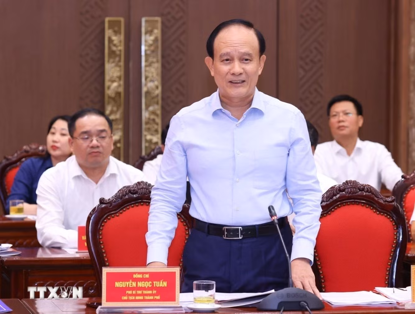 河内市委副书记、市人民议会主席阮玉俊在会上作报告。