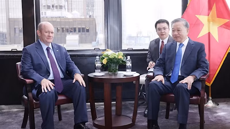 苏林总书记、国家主席会见美国参议员克里斯·库恩斯。