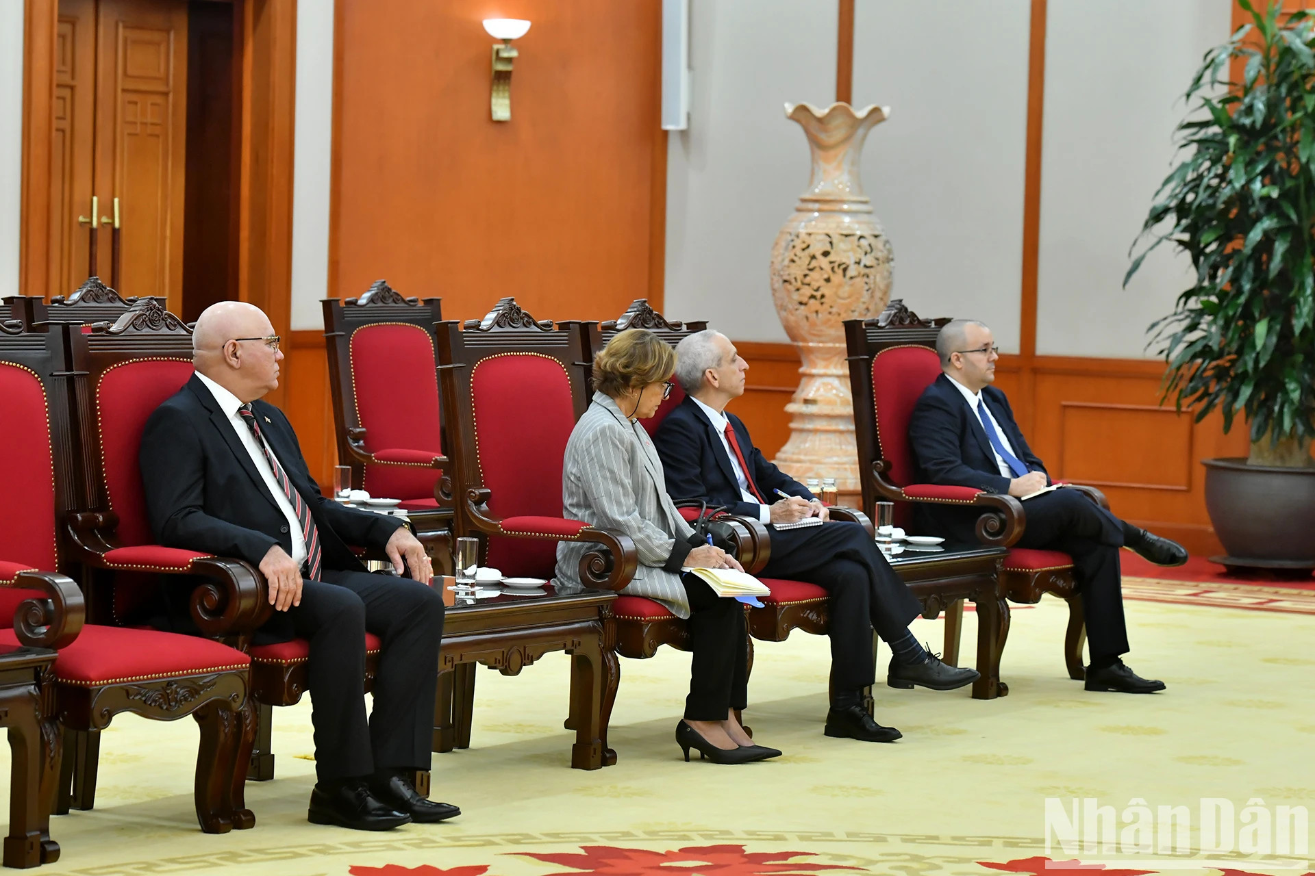 古巴代表出席会见。