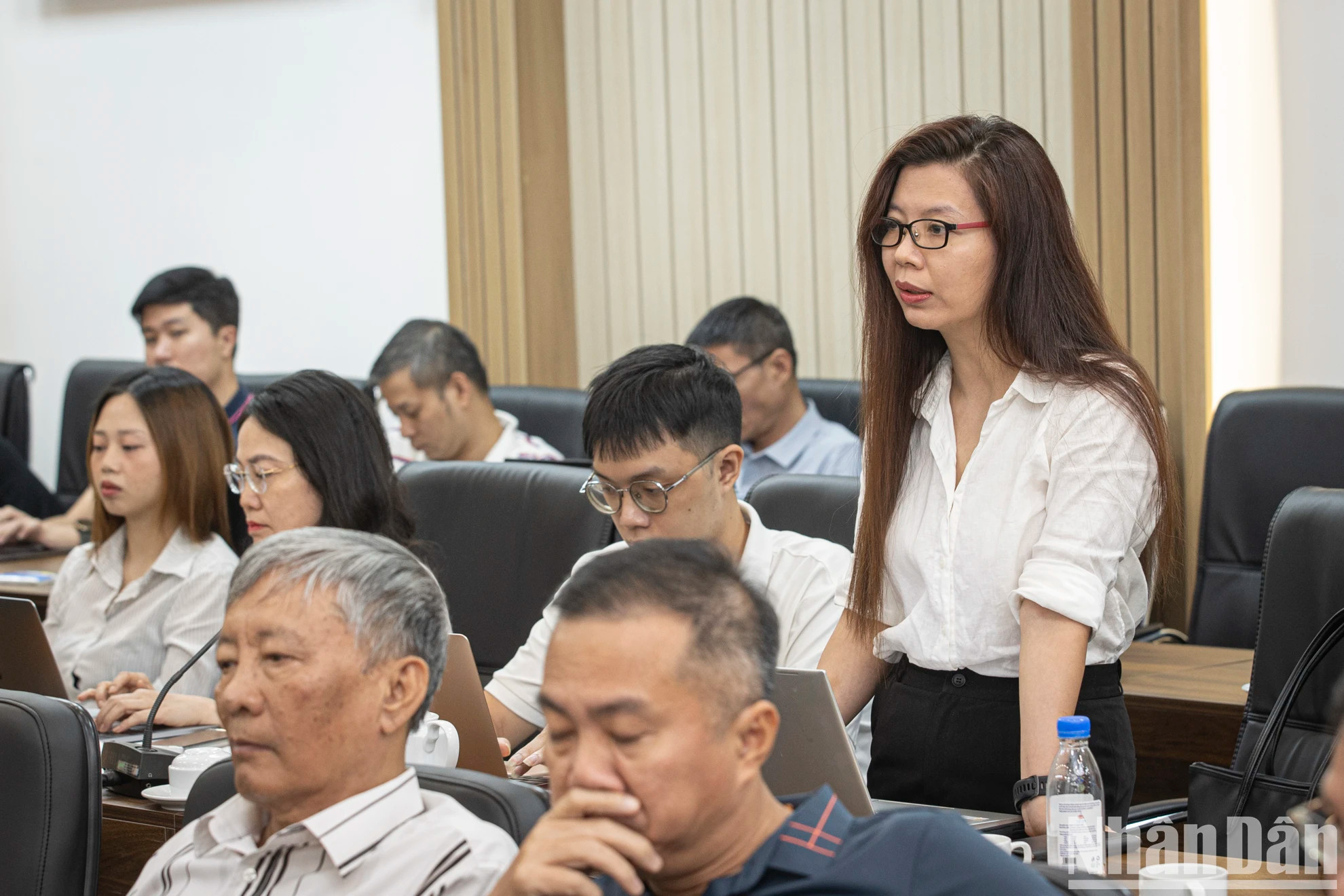 媒体代表向组委会提问。