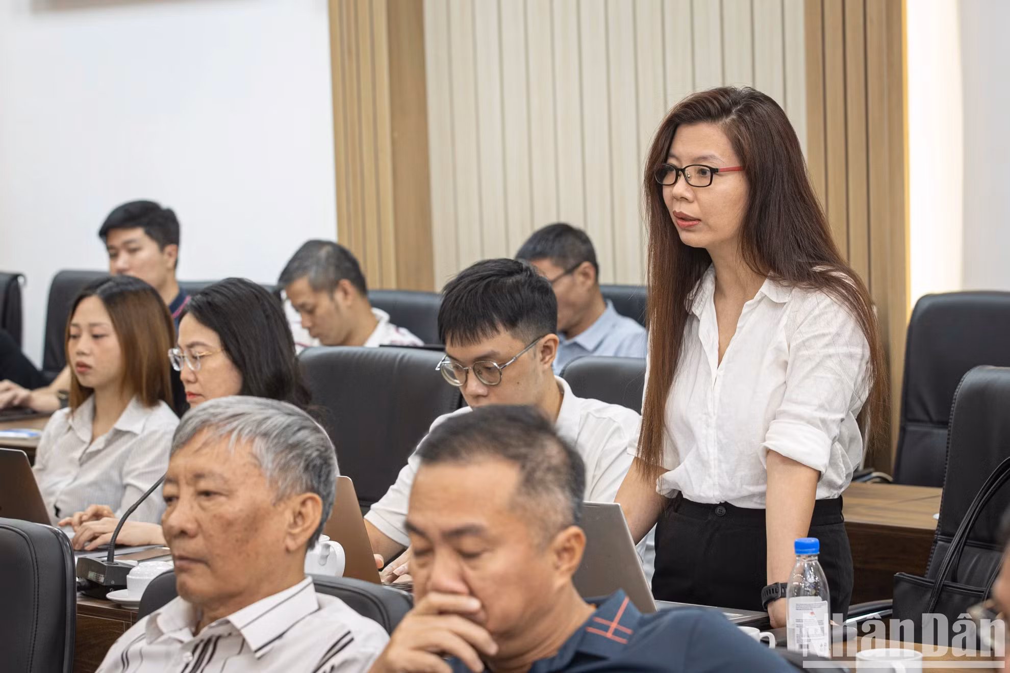 媒体代表向组委会提问。