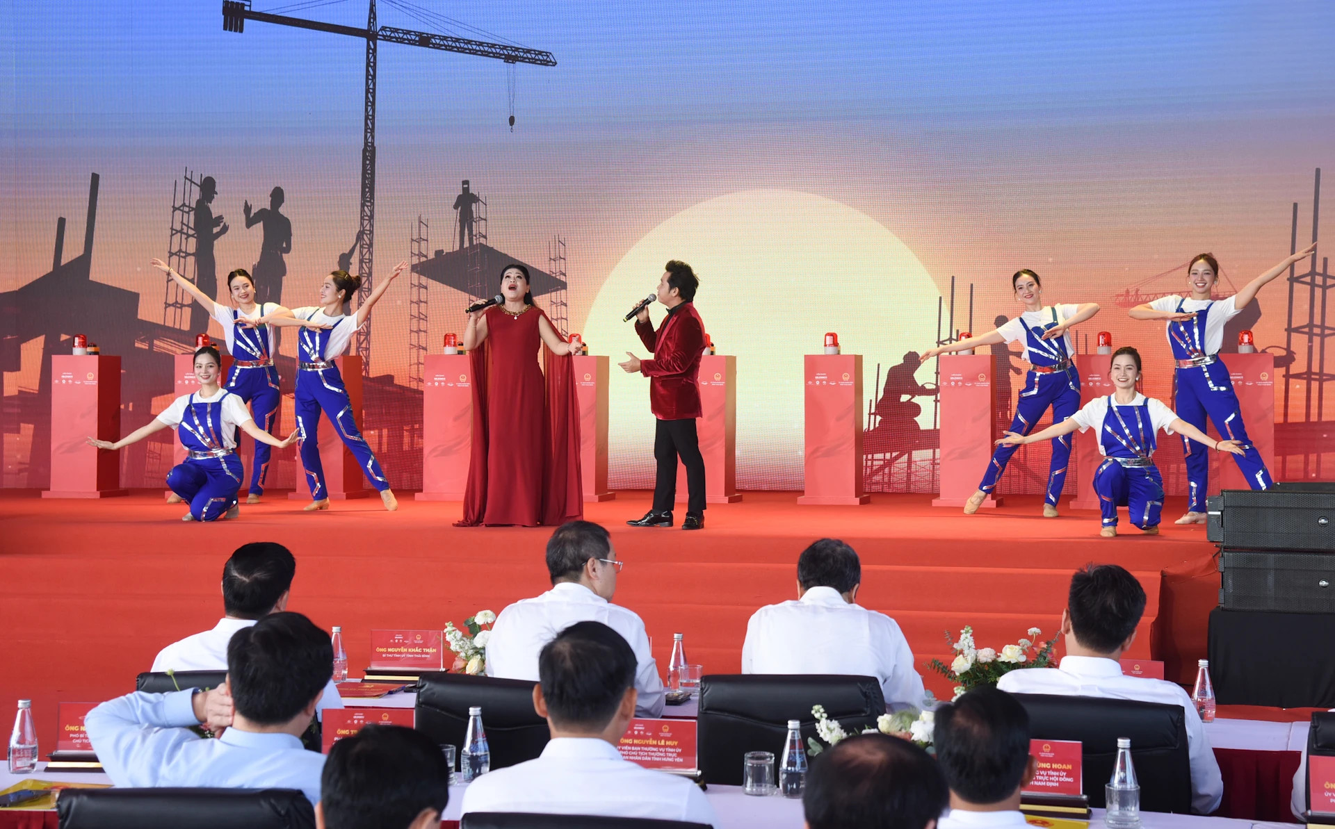 文艺演出拉开了开工仪式的序幕。