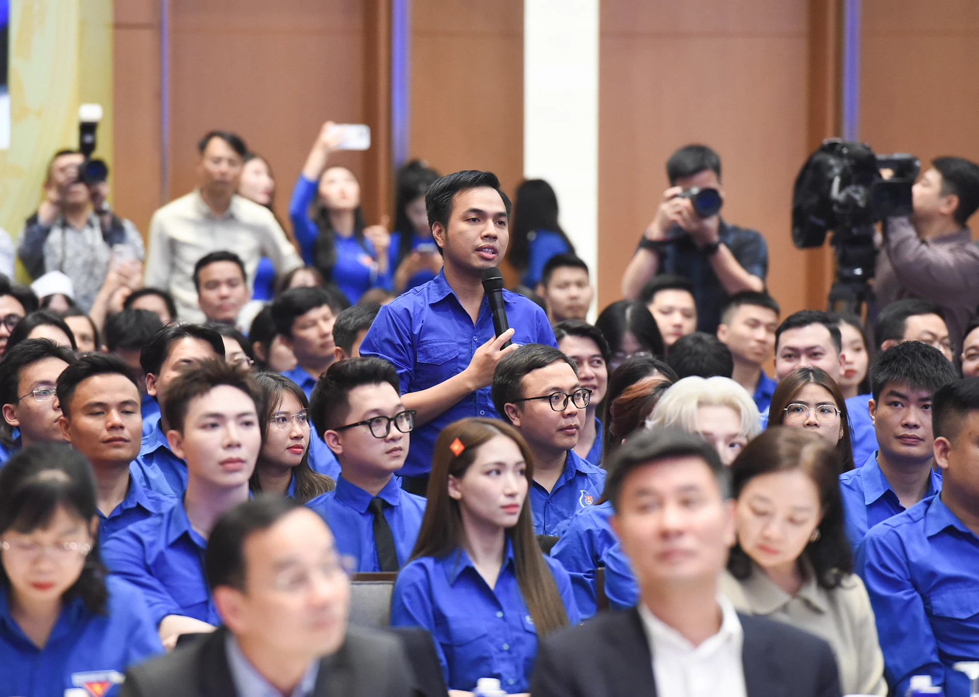 青年代表在对话会上提问。 青年代表在对话会上提问。