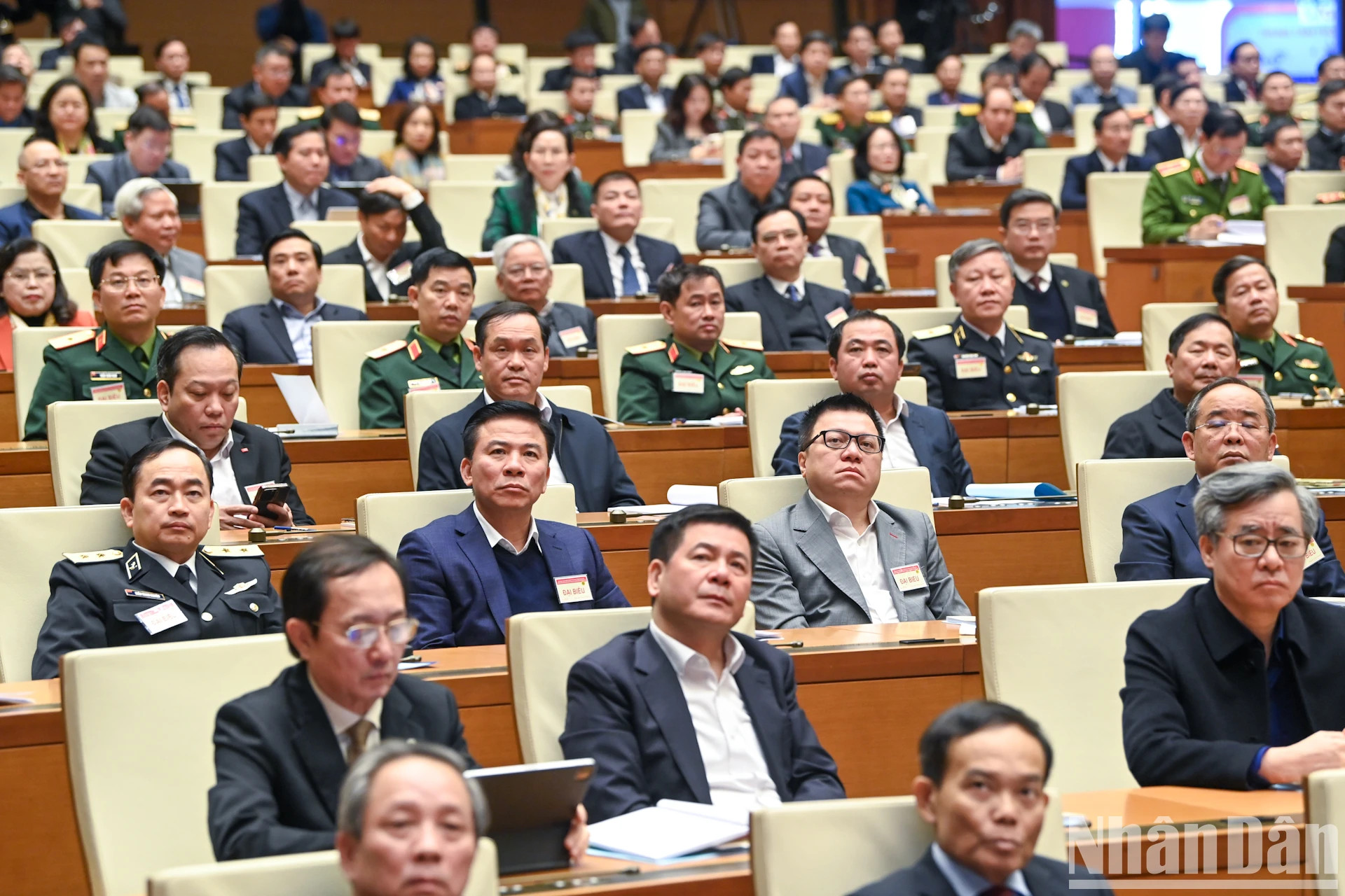 党和国家领导人和各位代表出席会议。 党和国家领导人和各位代表出席会议。