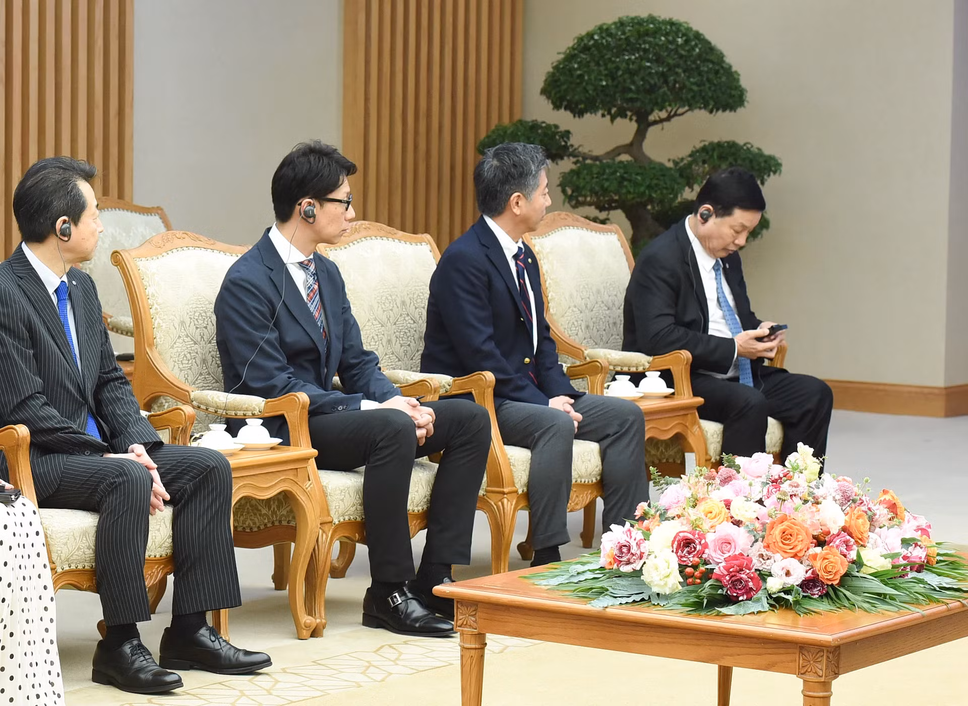 陪同日本大和控股集团董事长长尾丰的成员们。