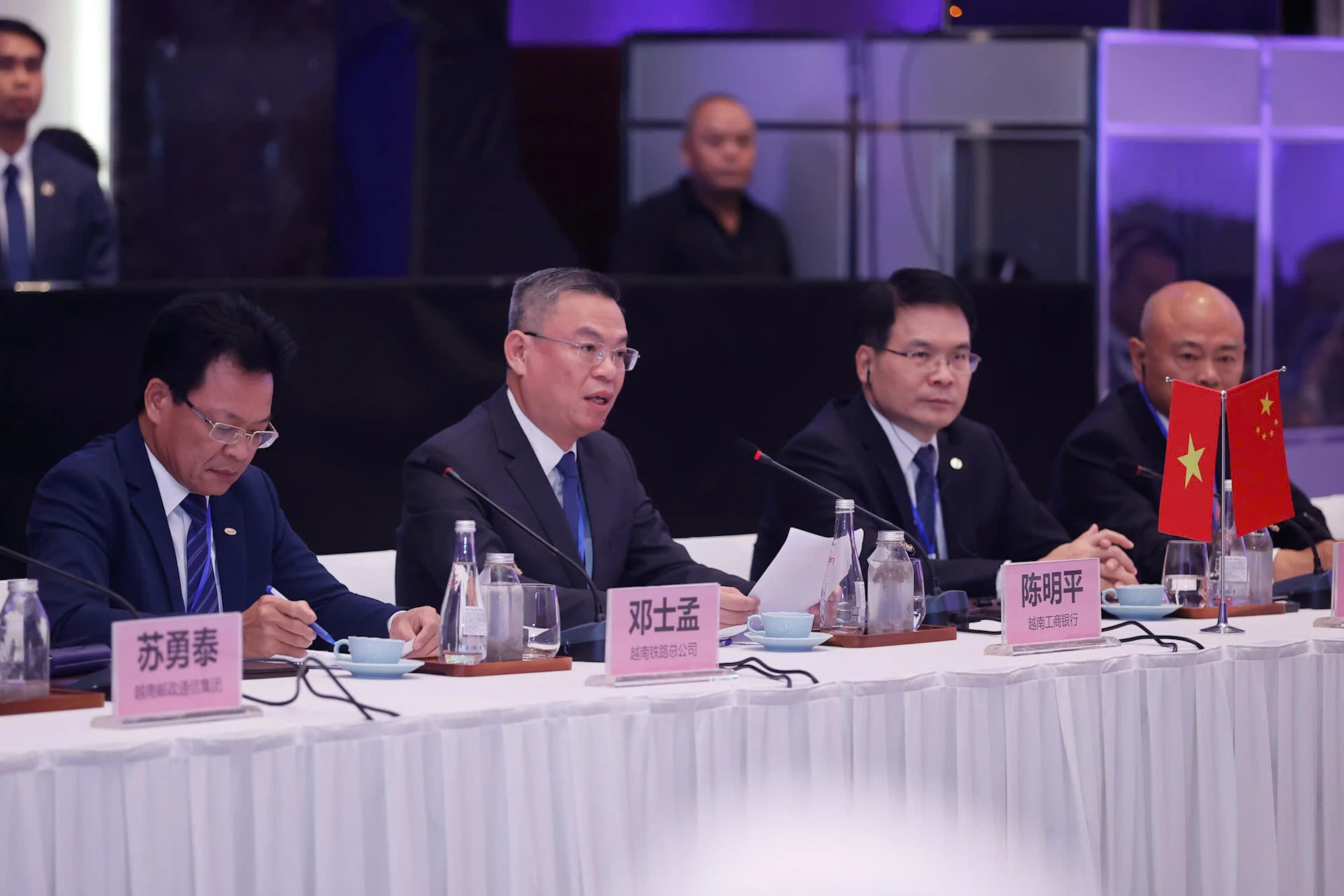 越南工商银行董事长陈明平在座谈会上发表讲话。