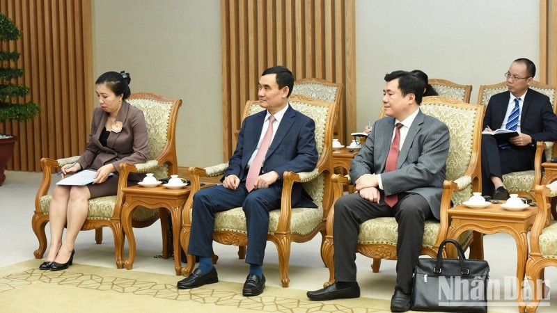 越南各部委代表出席会见。