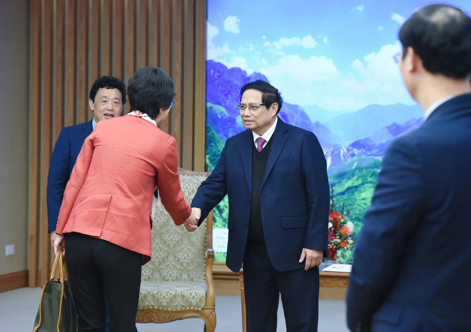 越南政府总理范明正与陪同联合国粮农组织总干事屈冬玉的成员们。