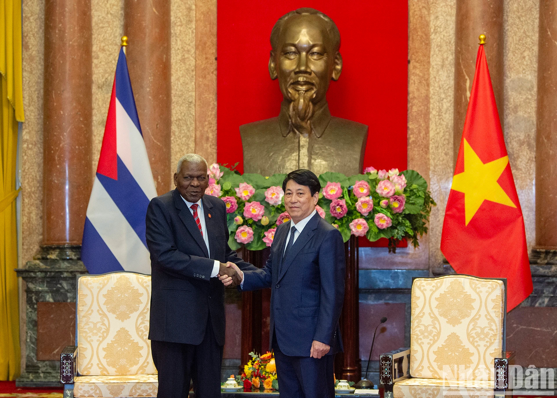 越南国家主席梁强与古巴全国人民政权代表大会主席埃斯特万。 越南国家主席梁强与古巴全国人民政权代表大会主席埃斯特万。