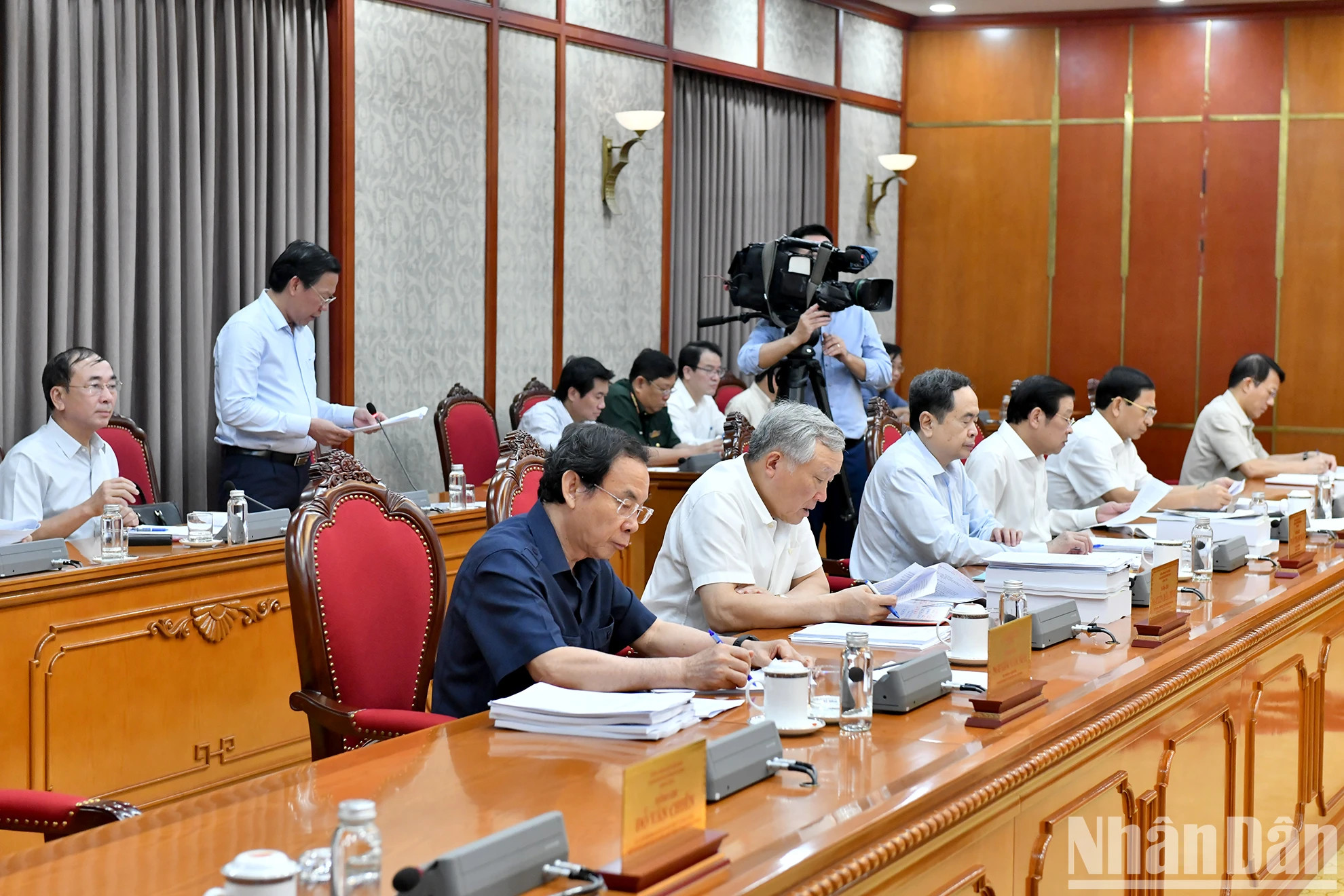 党、国家领导人和各位代表出席会议。 党、国家领导人和各位代表出席会议。