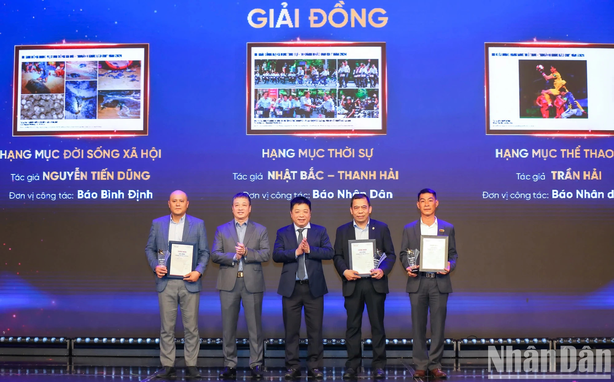 作者和作者小组荣获铜奖。 作者和作者小组荣获铜奖。