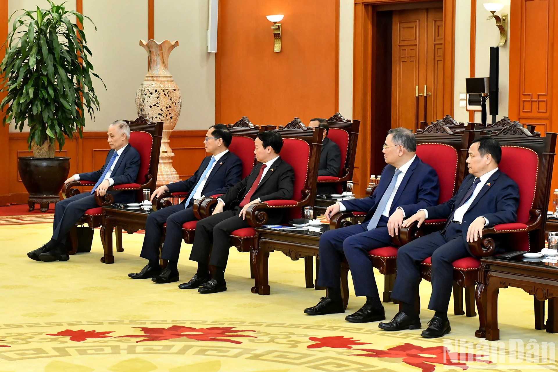 越方代表出席会见。 越方代表出席会见。