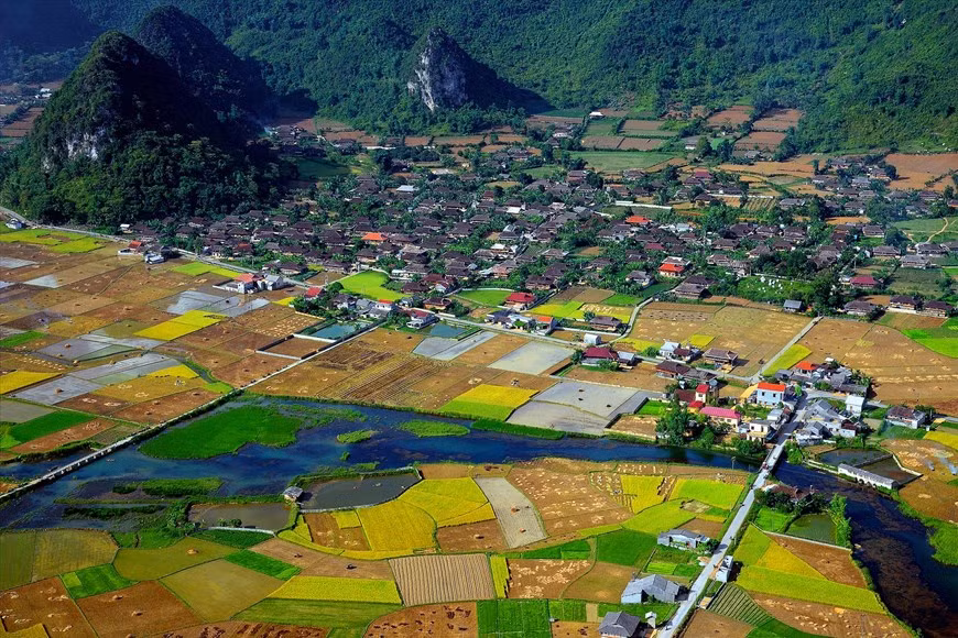 北山县琼山文化旅游村拥有各种大小不一的洞穴，其与岱族古老的高脚屋相得益彰，构造出美丽的风景线，吸引诸多游客的眼球。