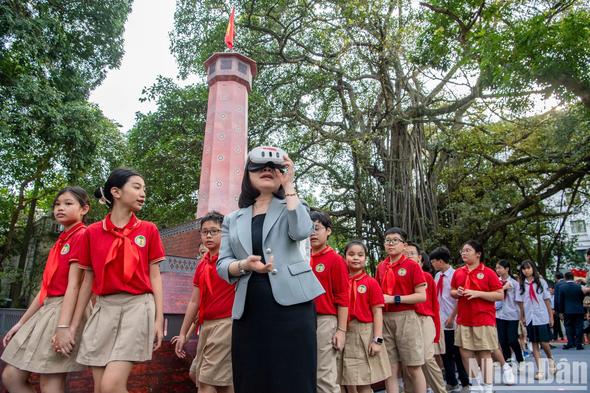 代表们体验河内旗台互动展览。 代表们体验河内旗台互动展览。