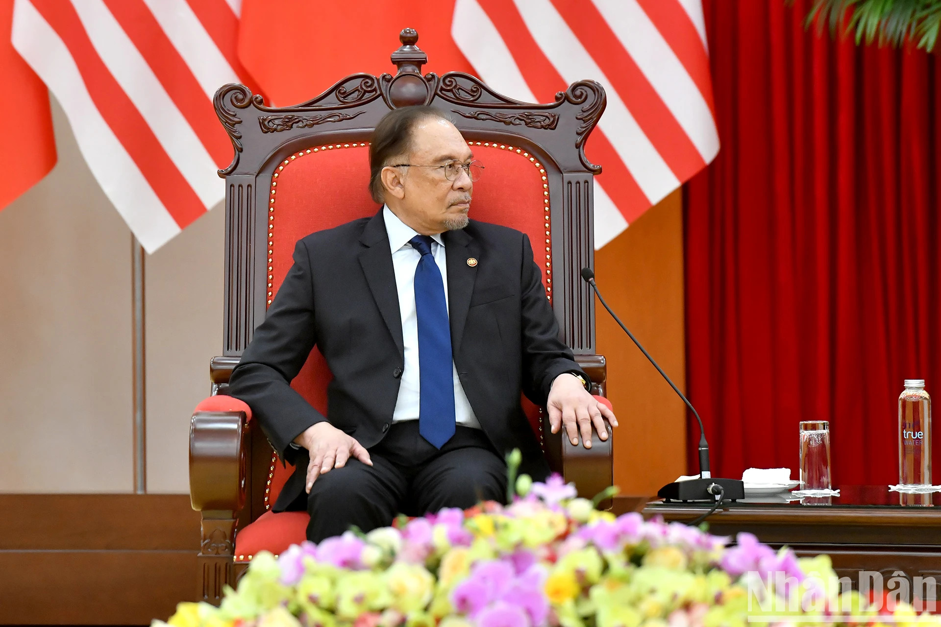 马来西亚总理安瓦尔·易卜拉欣在会见中发表讲话。