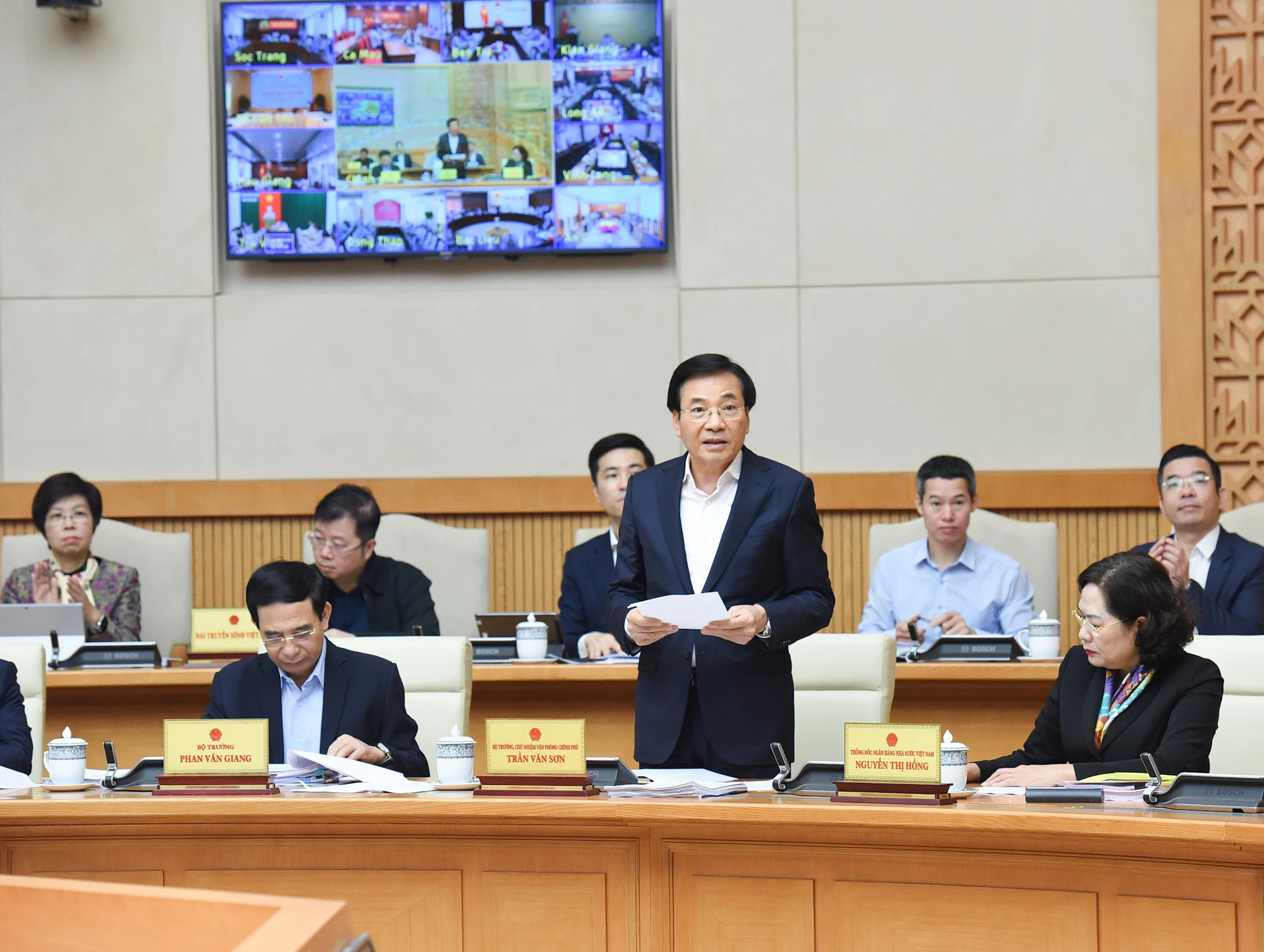 越南政府办公厅主任、部长陈文山发表讲话。