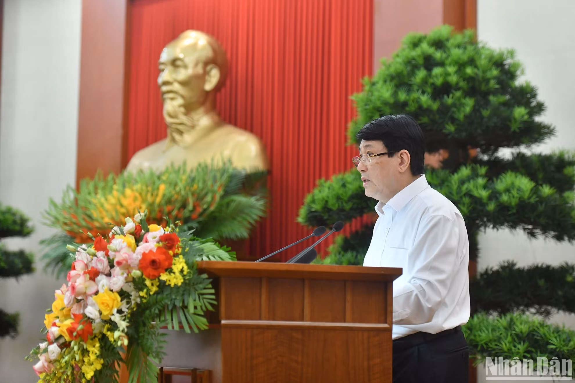 越共中央书记处常务书记梁强在会上作报告。