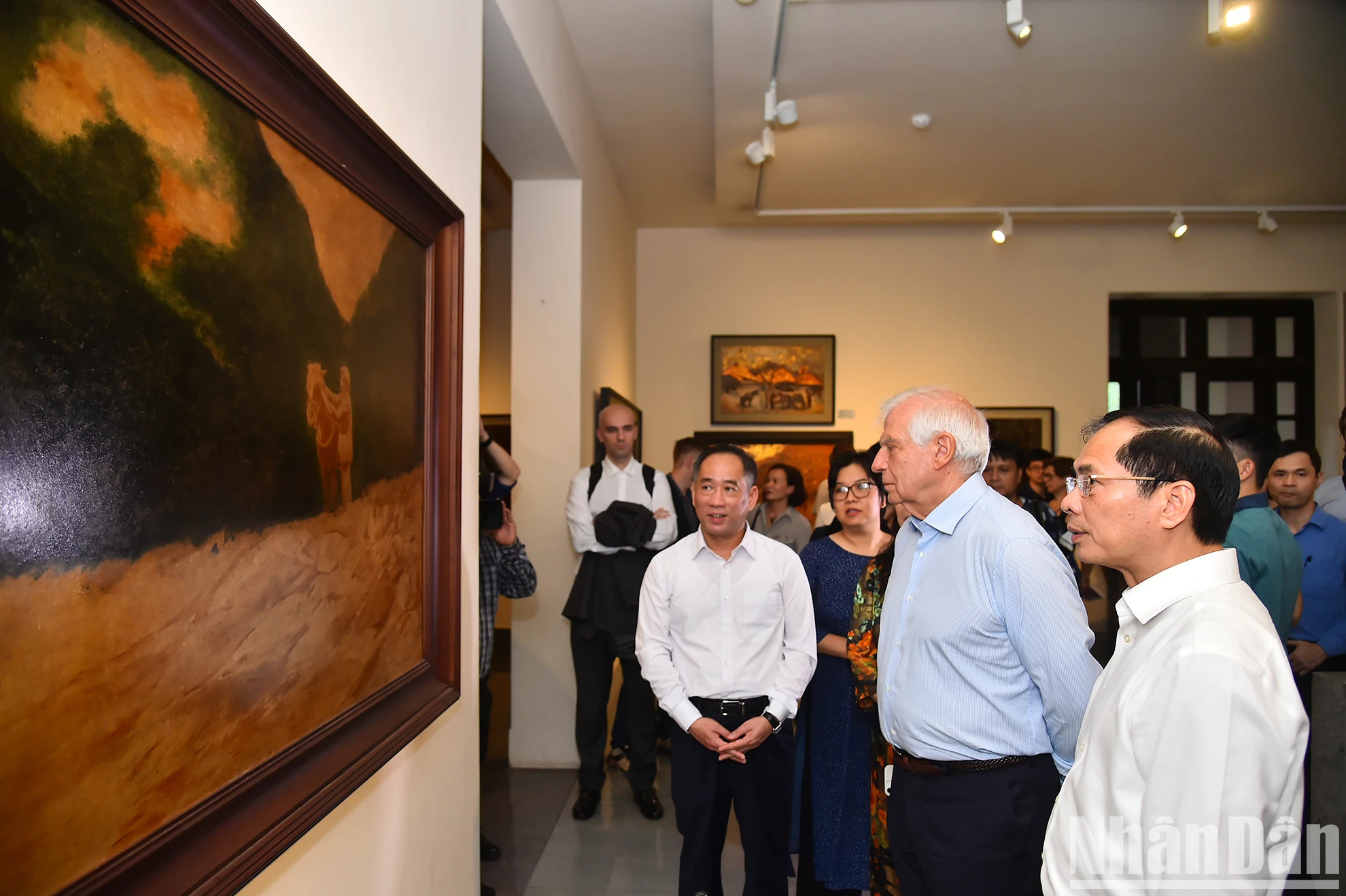 越南外交部长裴青山与欧盟委员会副主席博雷利同各位代表欣赏杨碧莲画家的画作《胡伯伯在越北战区》。 越南外交部长裴青山与欧盟委员会副主席博雷利同各位代表欣赏杨碧莲画家的画作《胡伯伯在越北战区》。