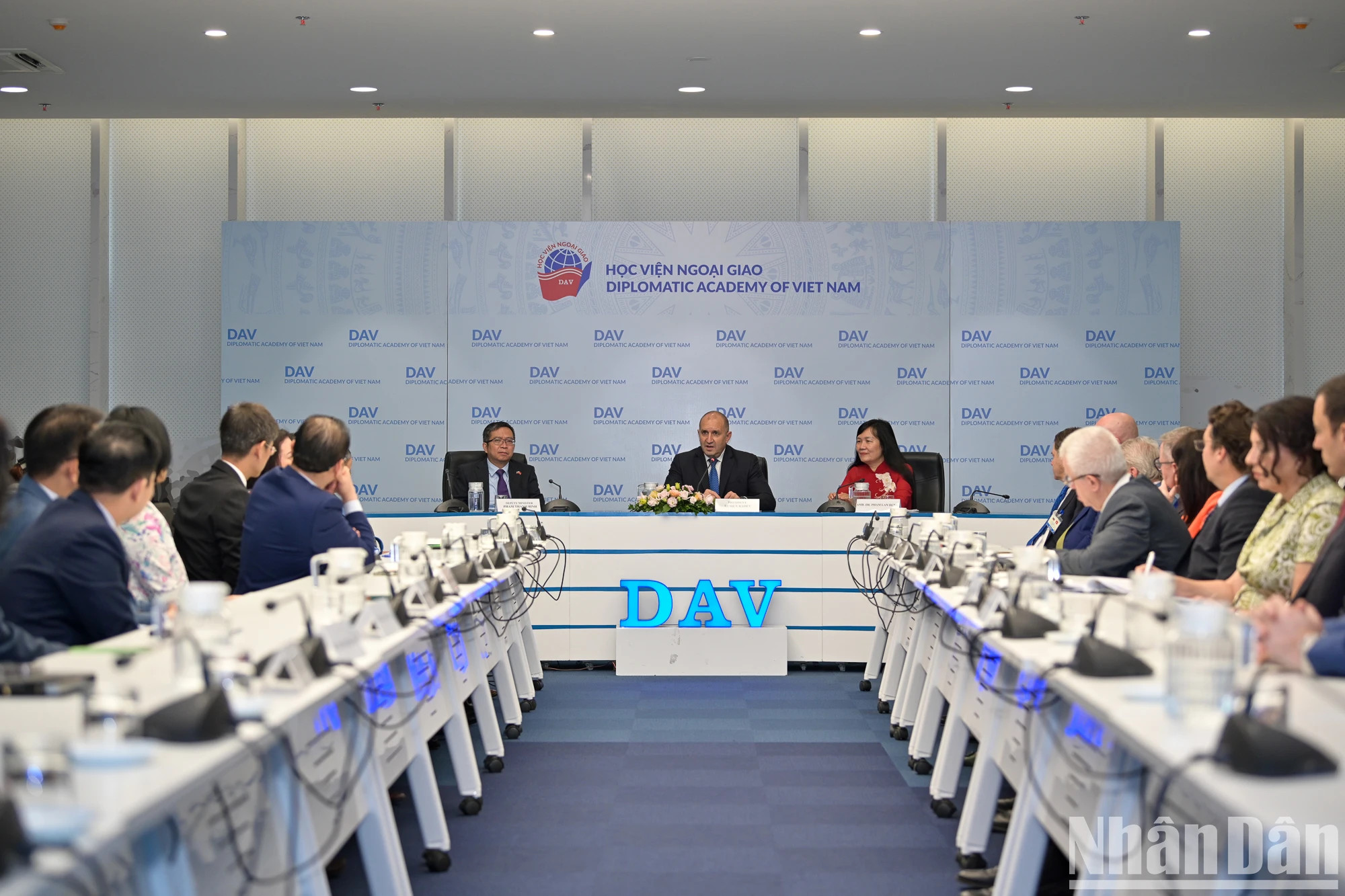 保加利亚总统鲁门·拉德夫与越南外交学院干部、教师和大学生。 保加利亚总统鲁门·拉德夫与越南外交学院干部、教师和大学生。