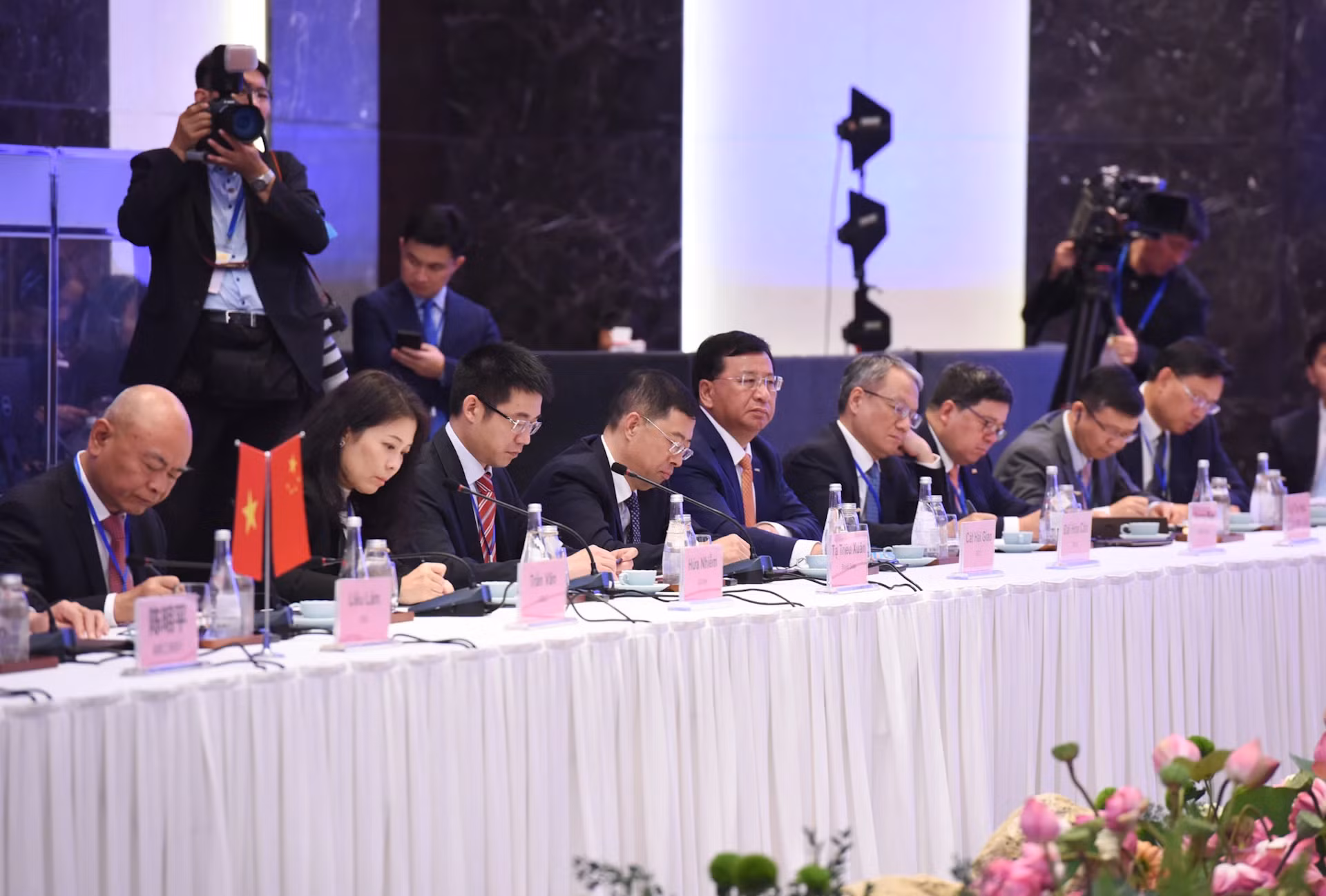 中国企业领导代表出席座谈会。