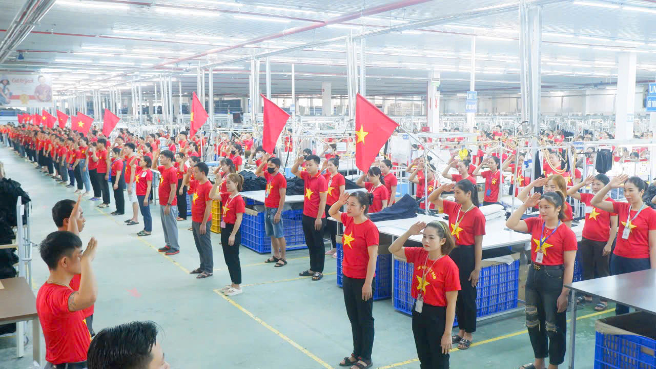 义安省的许多工厂都被国旗衬衫的颜色“染红”。(图片来源:《义安报》) 义安省的许多工厂都被国旗衬衫的颜色“染红”。(图片来源:《义安报》)