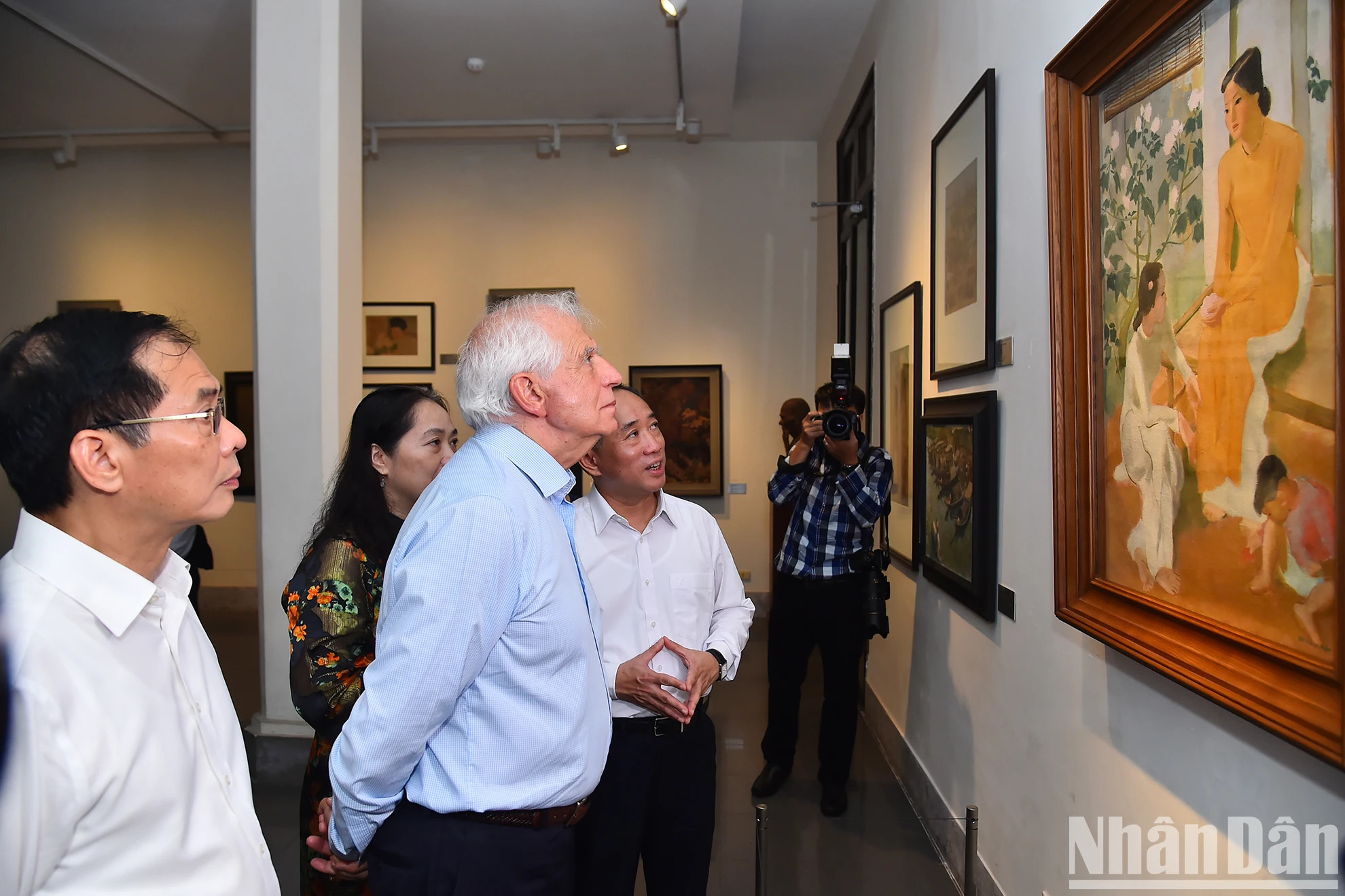 越南外交部长裴青山与欧盟委员会副主席博雷利欣赏苏玉云画家的画作《两名少女与小孩》。 越南外交部长裴青山与欧盟委员会副主席博雷利欣赏苏玉云画家的画作《两名少女与小孩》。