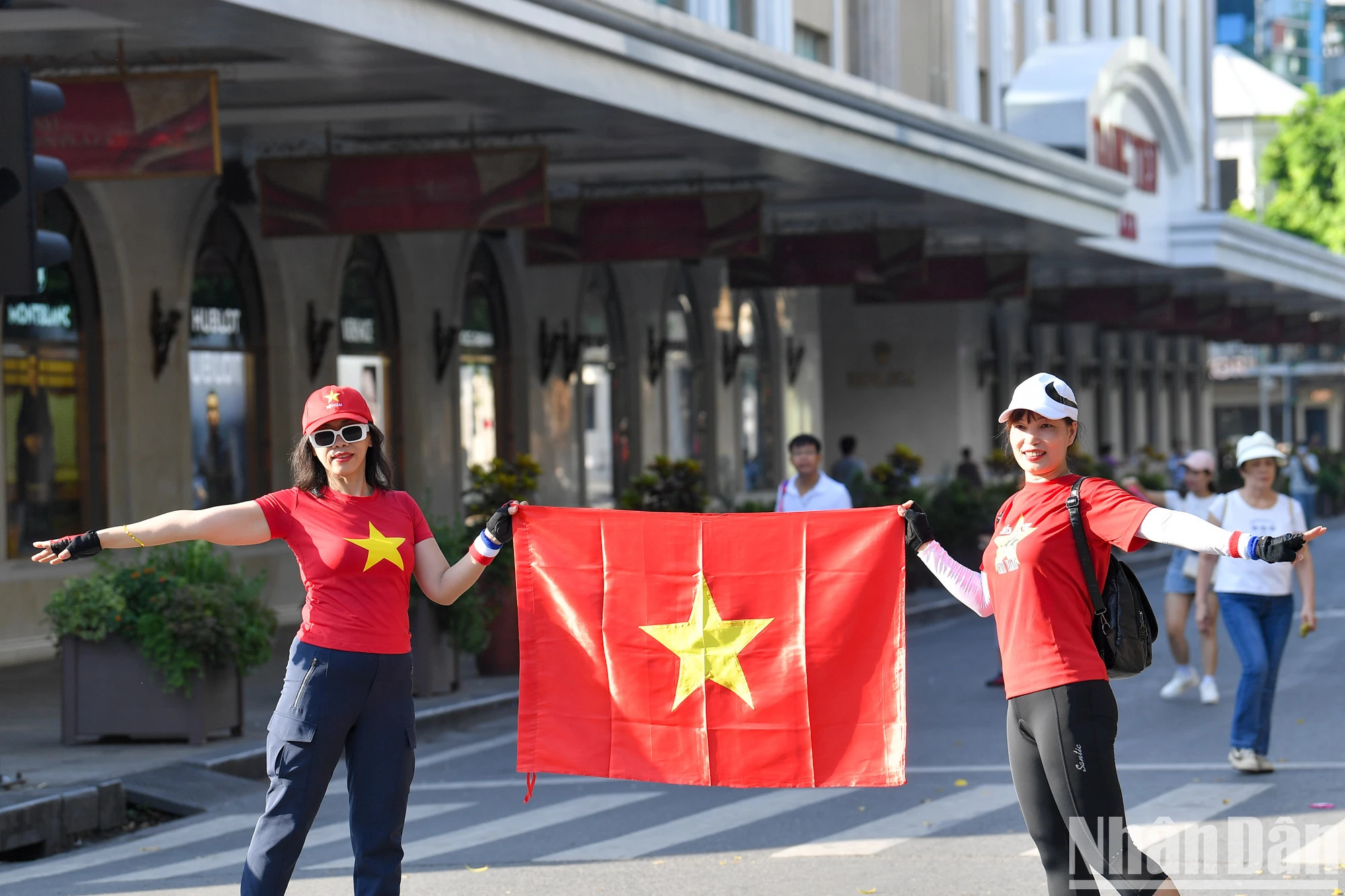 独立日期间，很多人来到还剑湖步行街散步游玩。