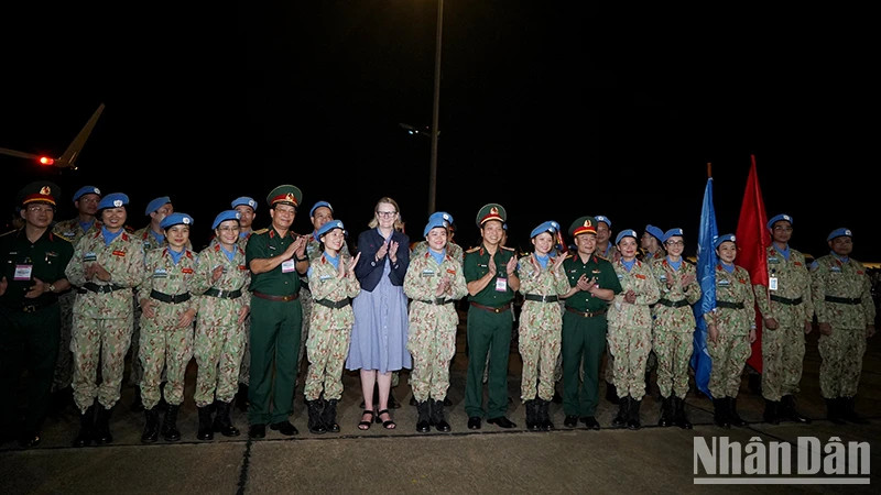 代表们和越南五号二级野战医院代表在欢迎仪式上合影。