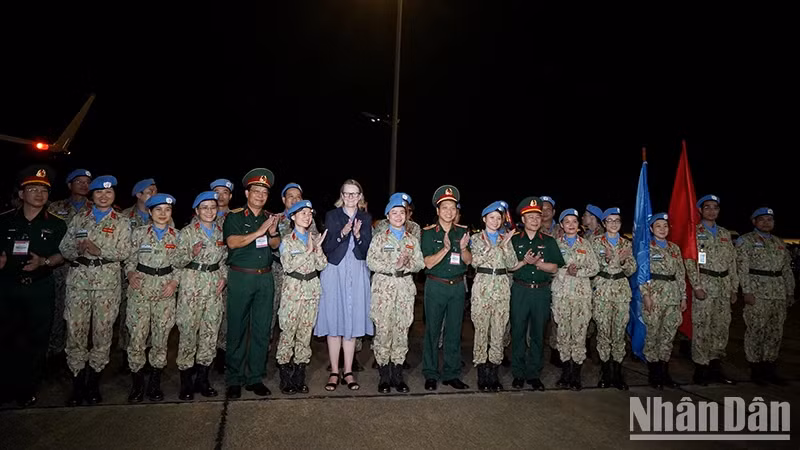 代表们和越南五号二级野战医院代表在欢迎仪式上合影。