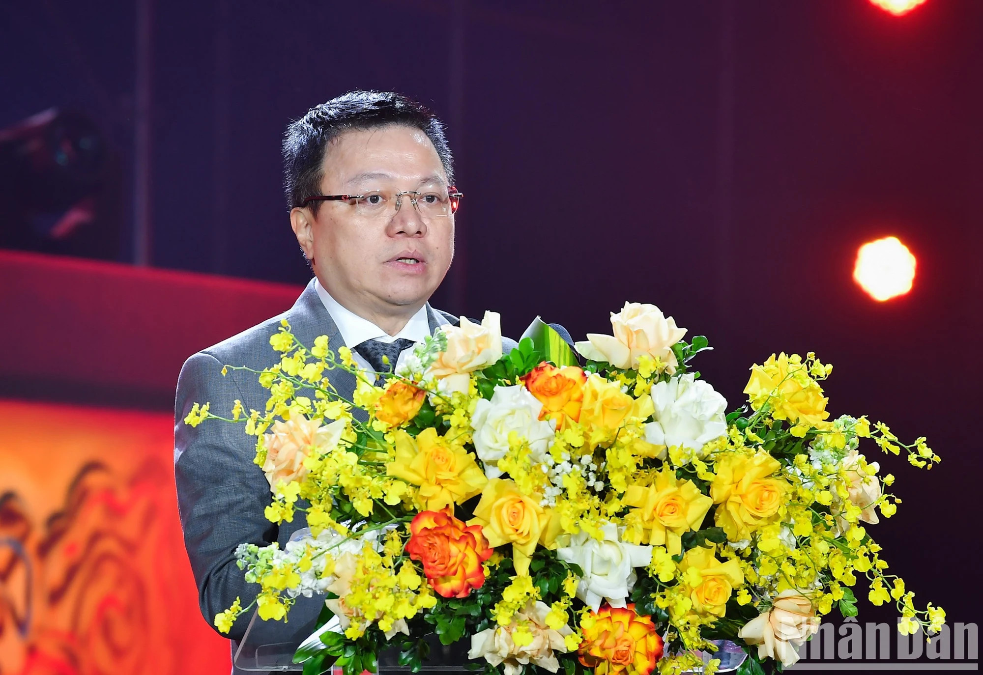 越共中央委员、越南《人民报》社总编辑、中央宣教部副部长、越南新闻工作者协会主席黎国明在活动上发表讲话。 越共中央委员、越南《人民报》社总编辑、中央宣教部副部长、越南新闻工作者协会主席黎国明在活动上发表讲话。