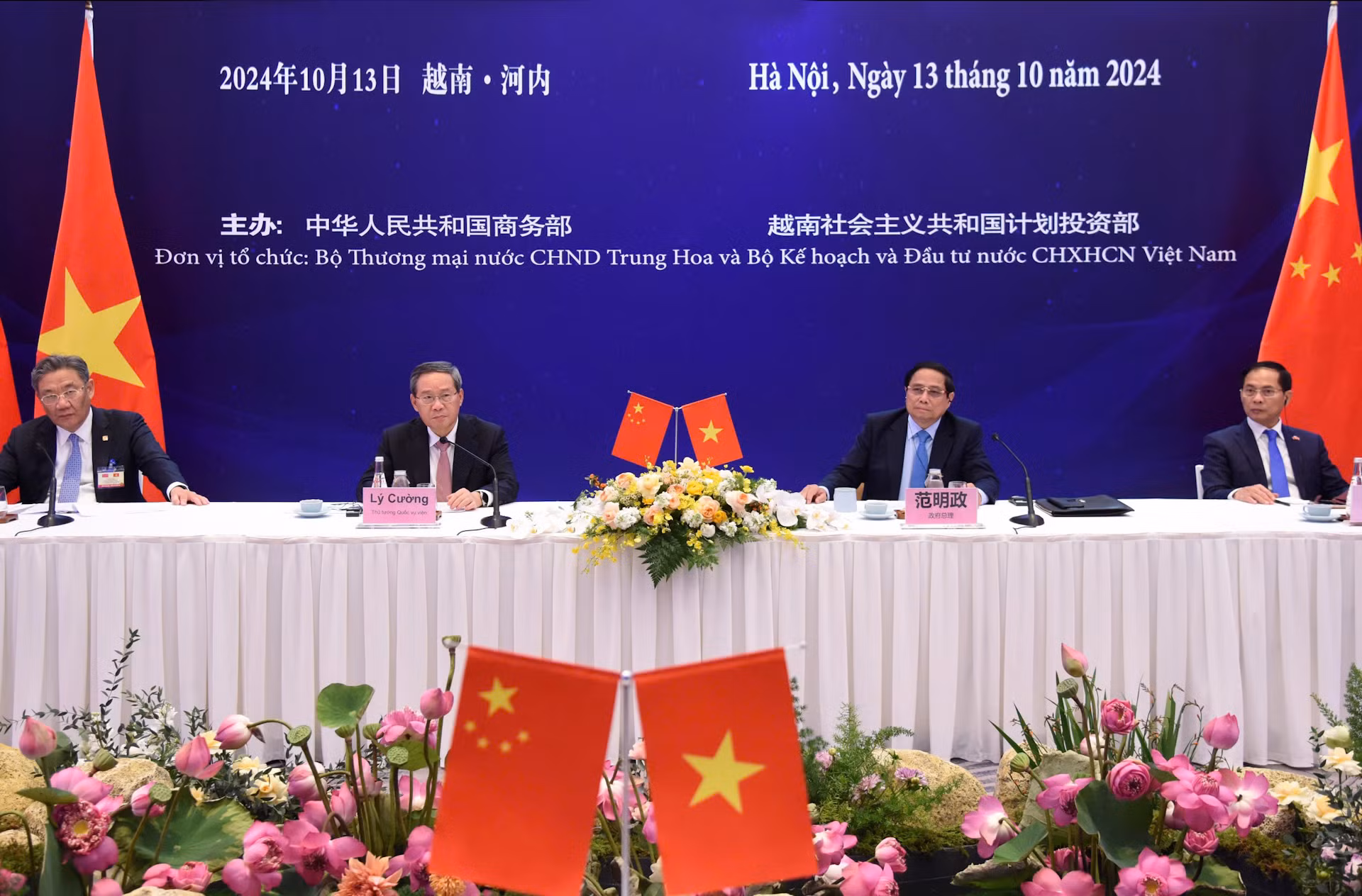 越南政府总理范明正与中国国务院总理李强出席越南—中国企业家座谈会【组图】