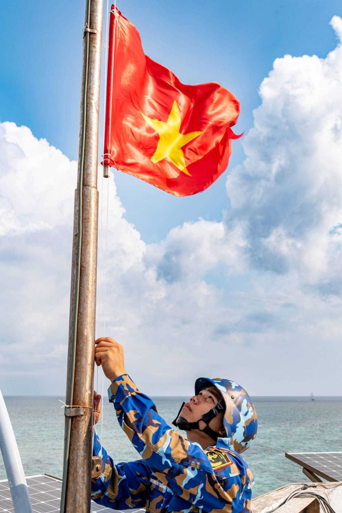 越南国旗在长沙群岛迎风飘扬。(图片来源:《人民军队报》) 越南国旗在长沙群岛迎风飘扬。(图片来源:《人民军队报》)