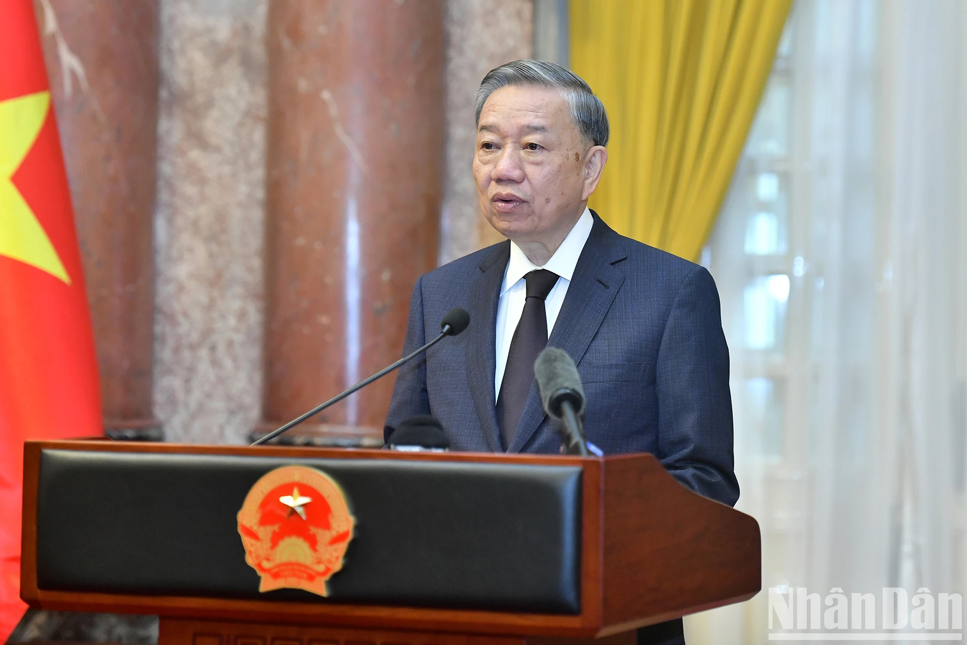 越共中央总书记、国家主席苏林在会上发表讲话。