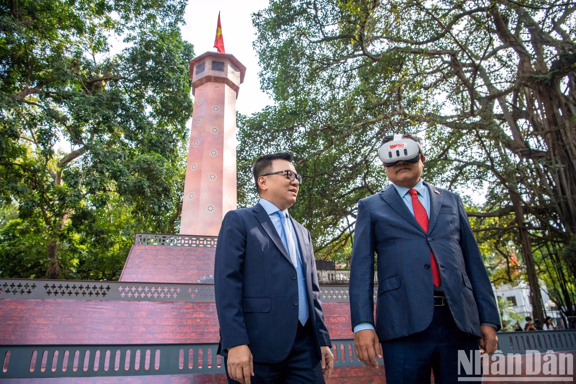 陈士青同志体验河内旗台互动展览。