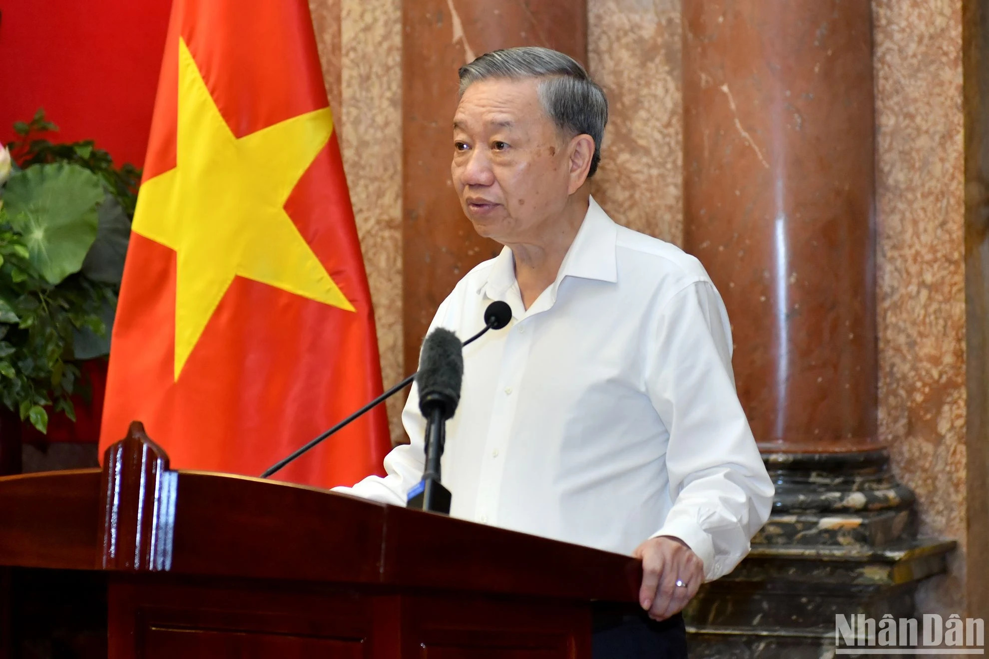 国家主席苏林在会上发表讲话。