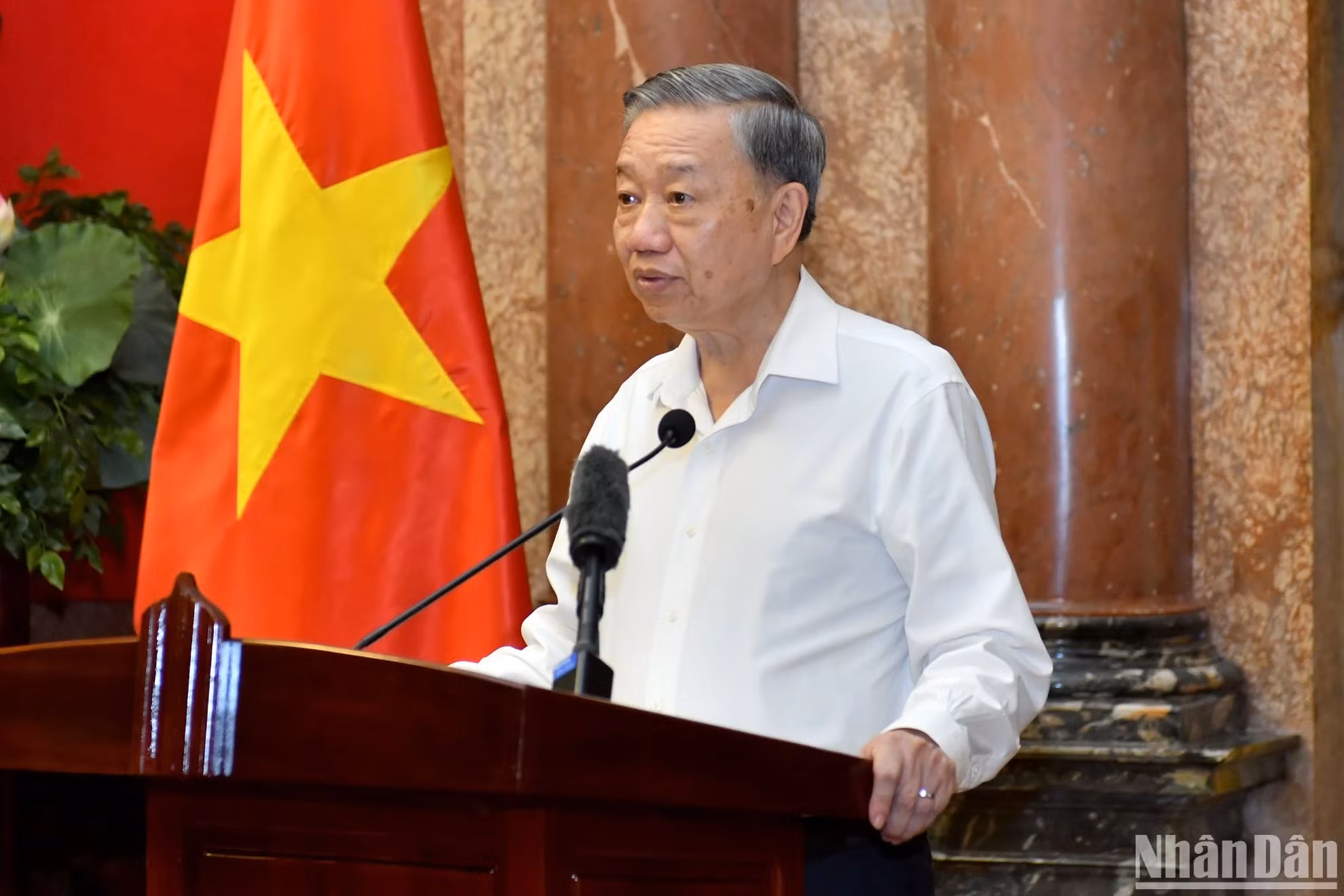 国家主席苏林在会上发表讲话。