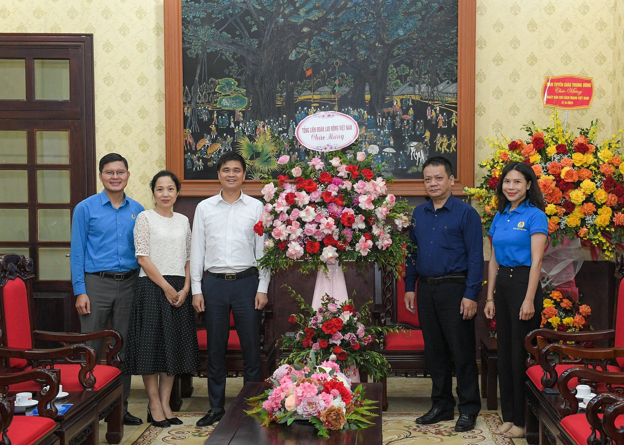 越南劳动总联合会副主席午维晓送花祝贺《人民报》社。(世大 摄) 越南劳动总联合会副主席午维晓送花祝贺《人民报》社。(世大 摄)