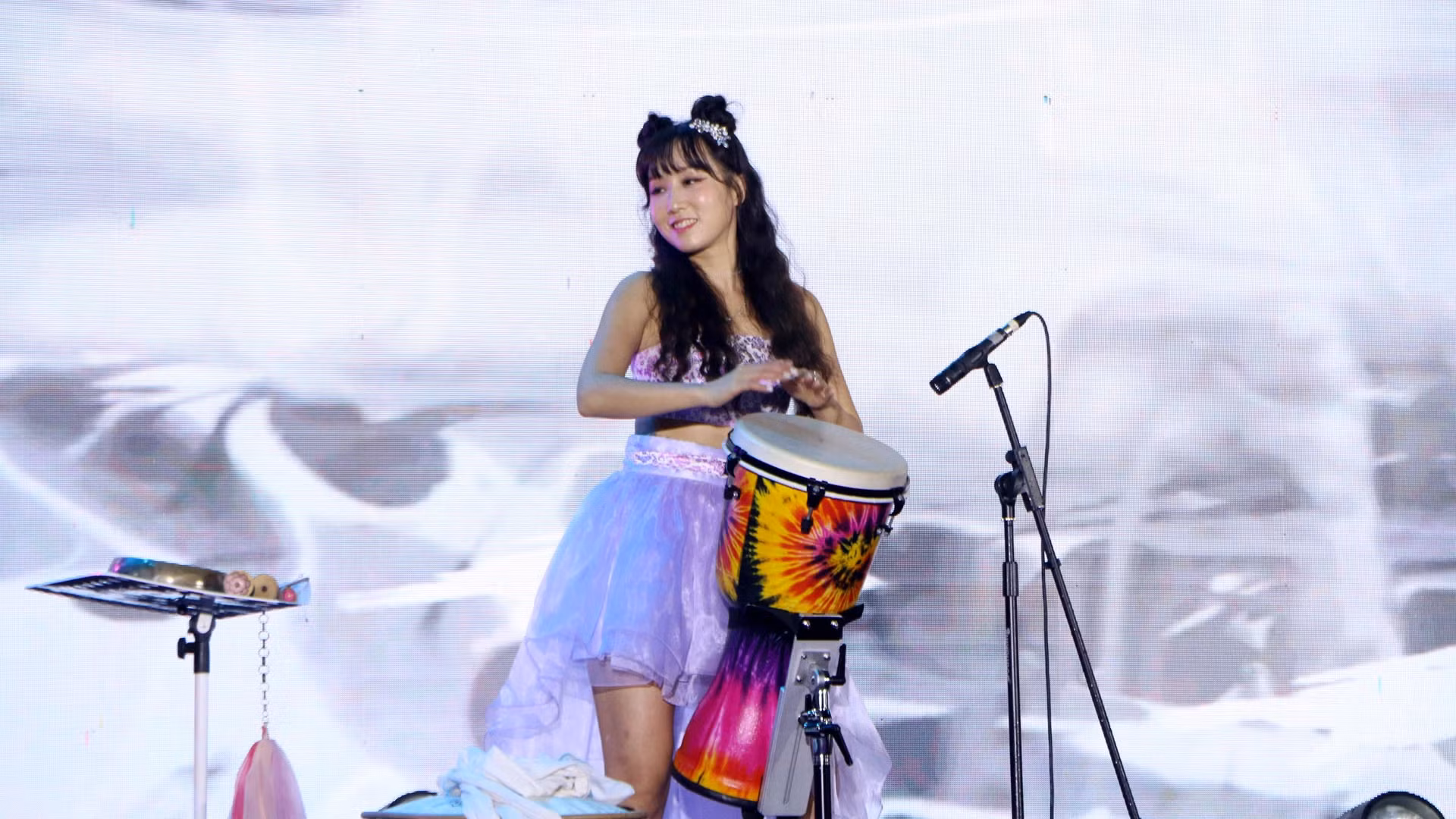 韩国艺术家表演传统乐器。