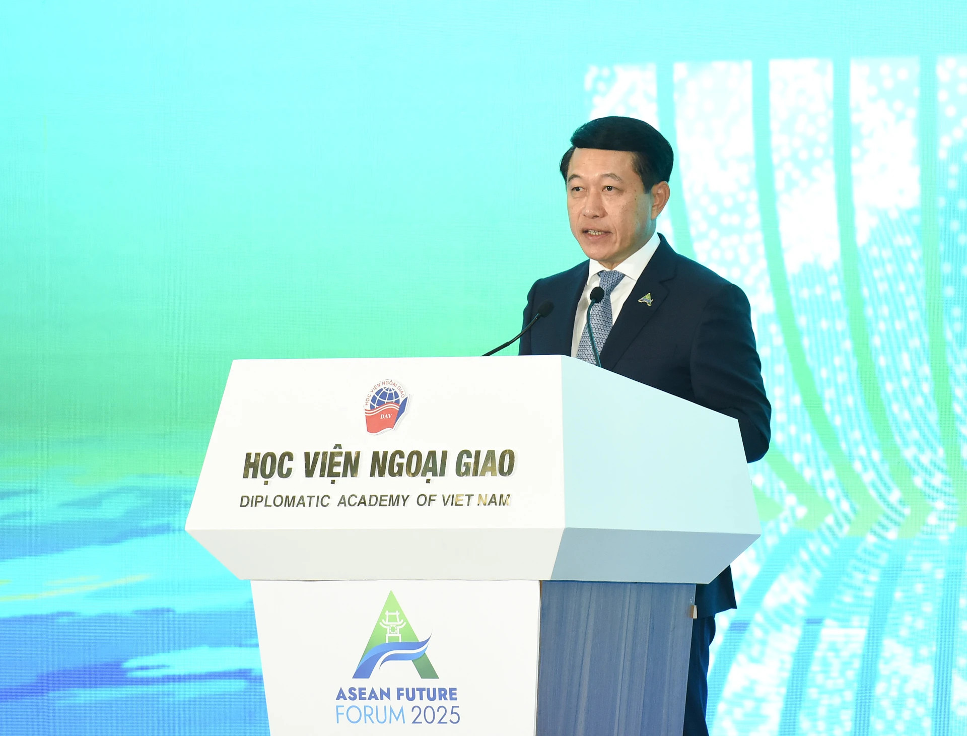 老挝副总理沙伦塞·贡马西发表讲话。