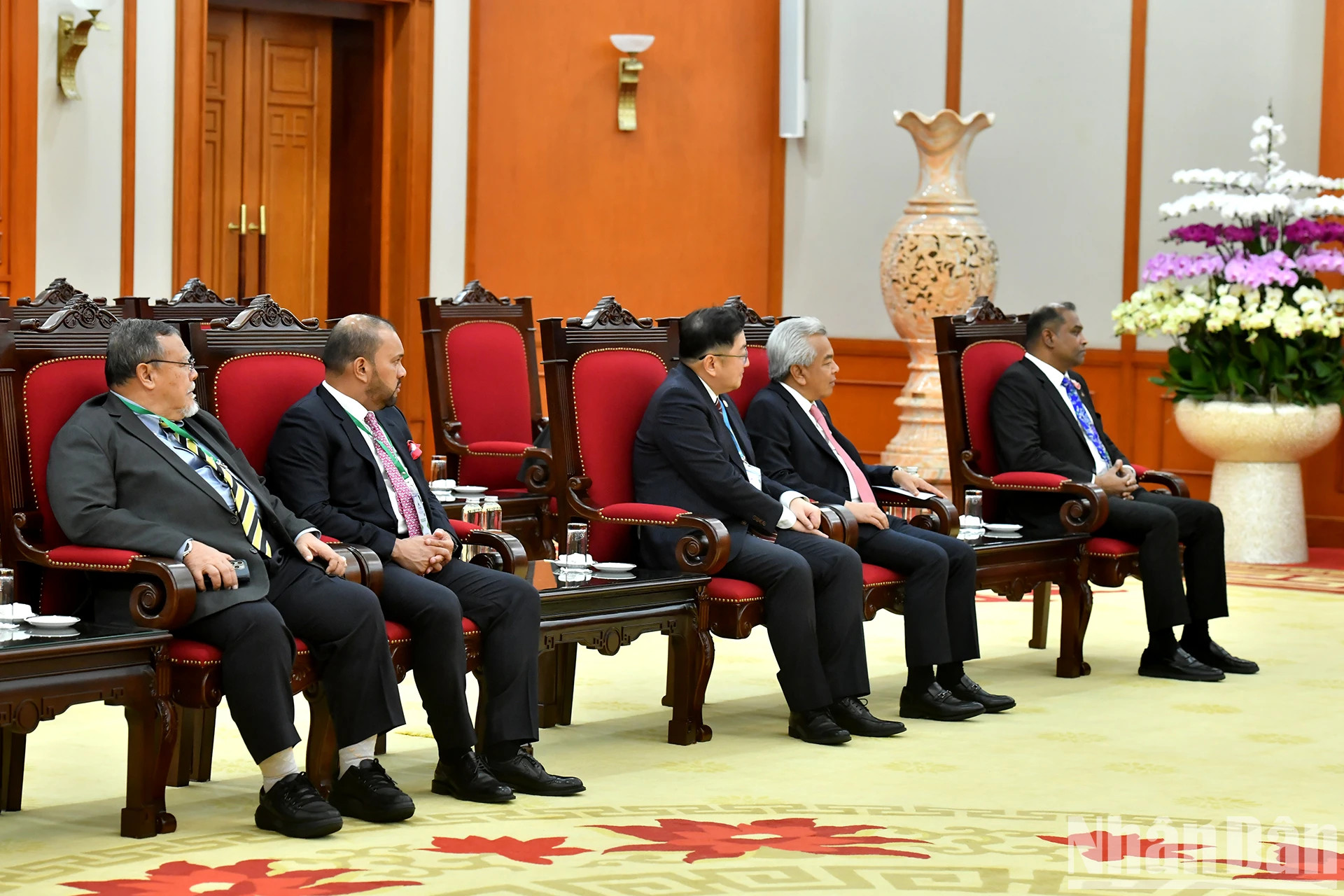 马方代表出席会见。