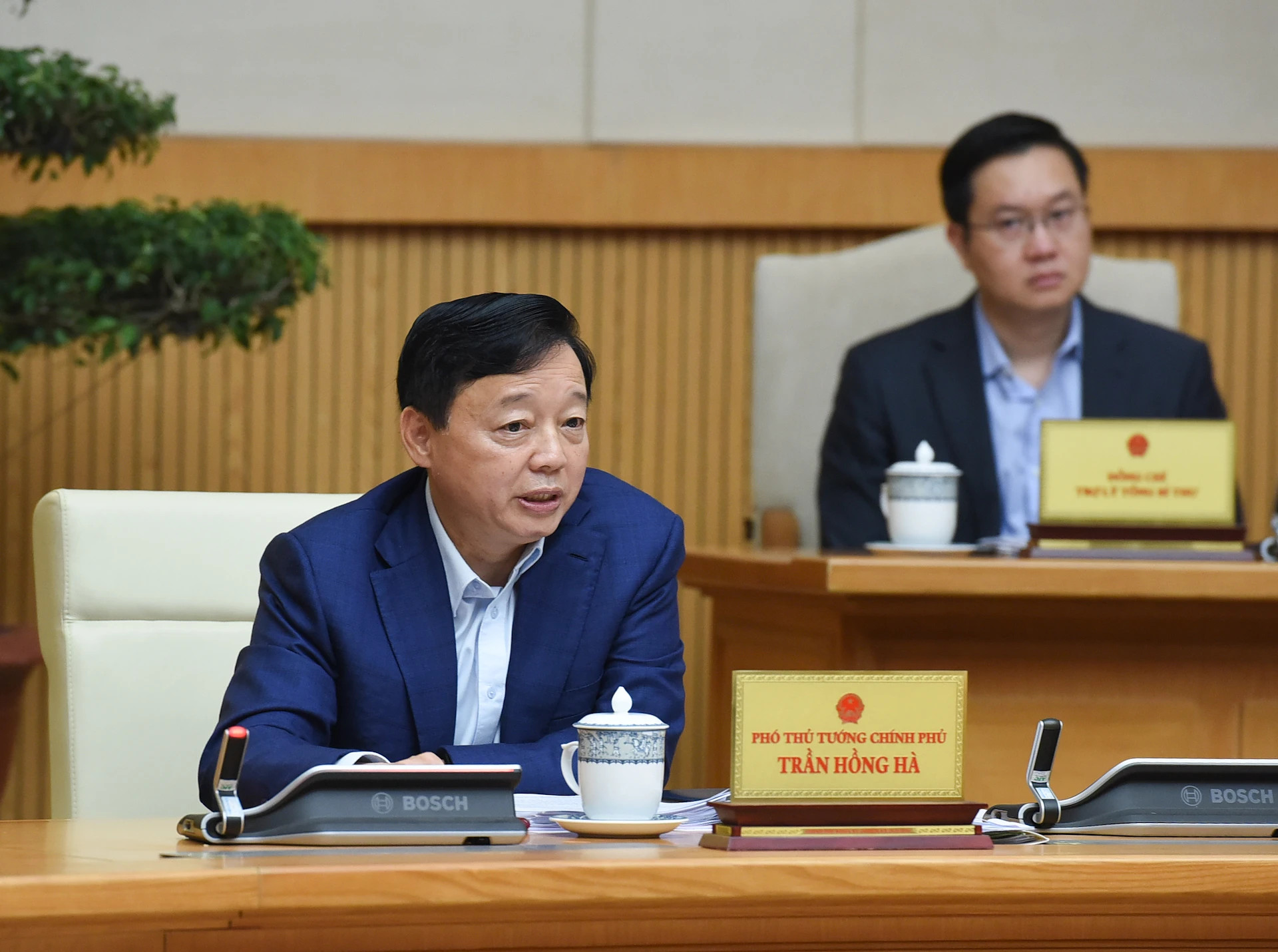 政府副总理陈红河在会上发表讲话。