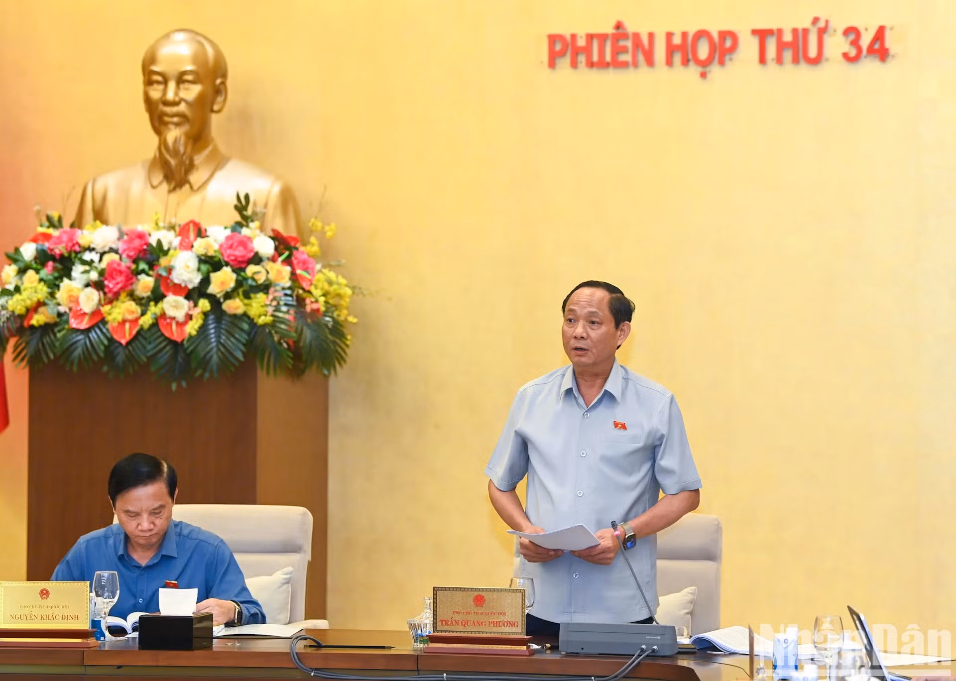国会副主席陈光芳在会上发表讲话。