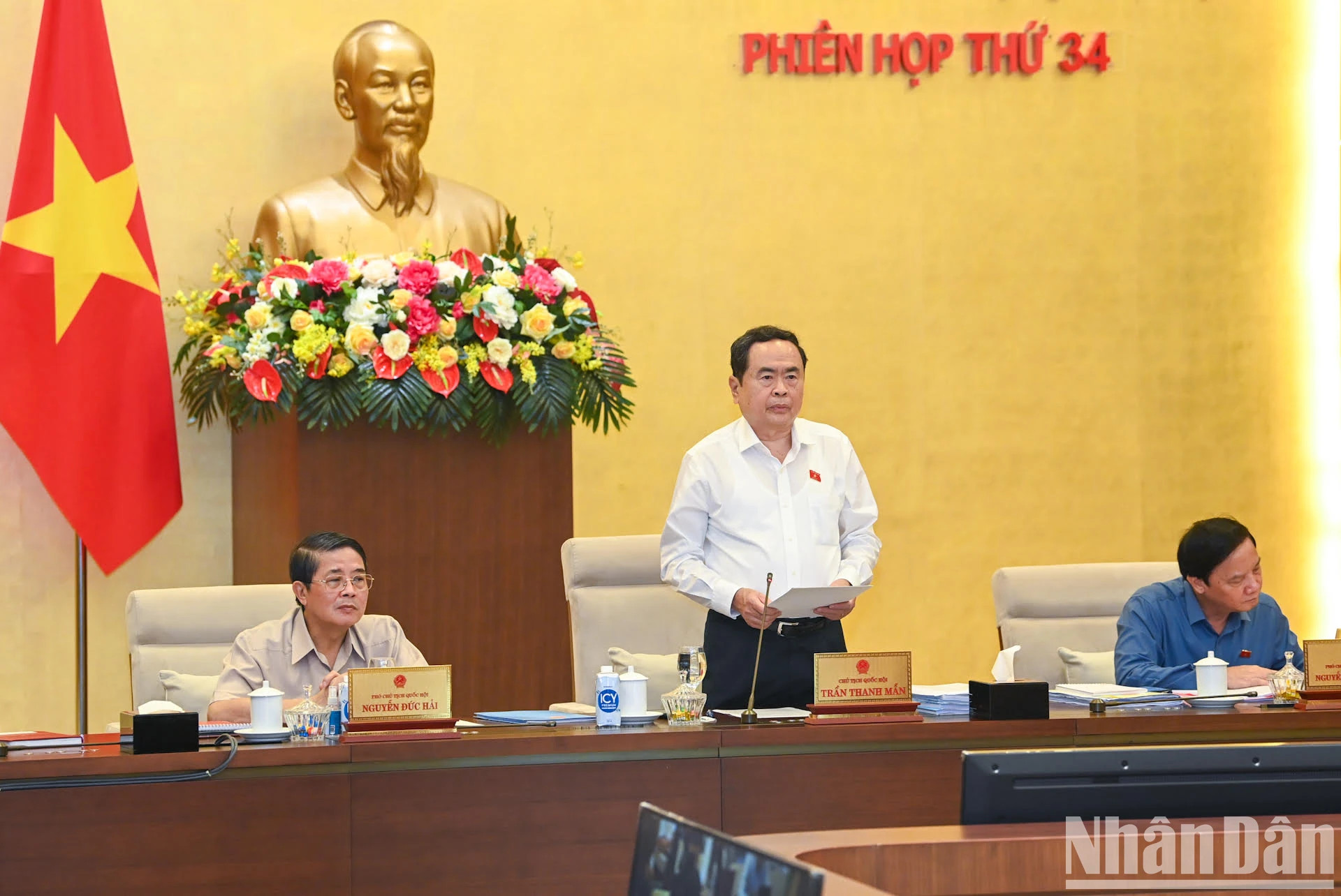 国会主席陈青敏在会上发表讲话。