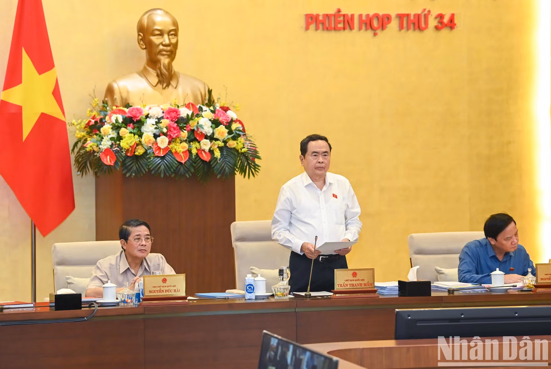 国会主席陈青敏在会上发表讲话。