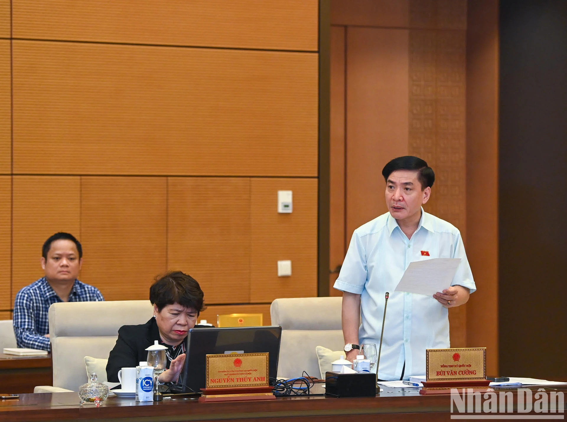 越南国会秘书长、国会办公厅主任裴文强在会上发表讲话。